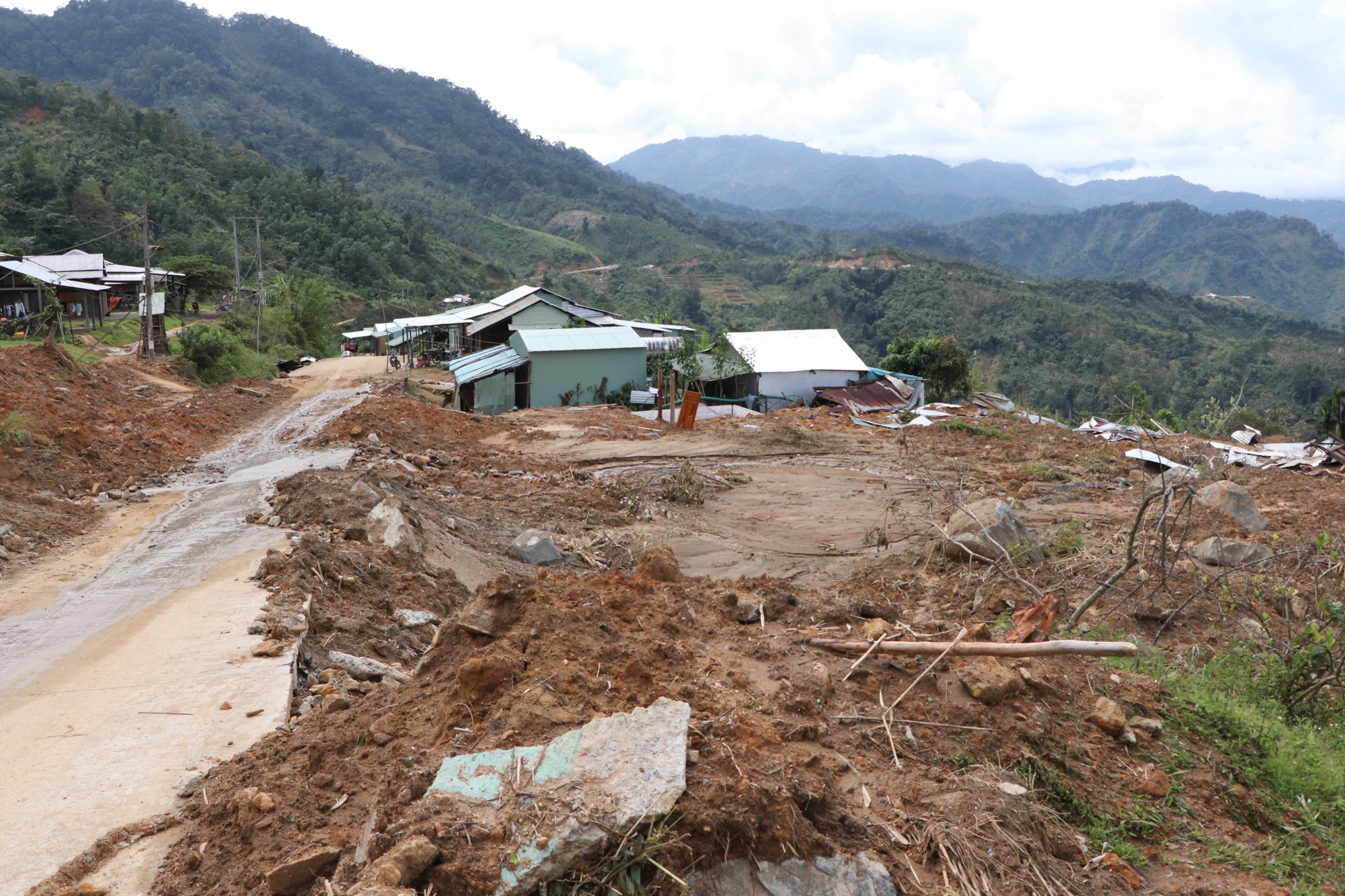 Cận cảnh vụ sạt lở núi kinh hoàng, cuốn phăng 6 ngôi nhà ở xã vùng cao Đà Nẵng- Ảnh 3. Cận cảnh vụ sạt lở núi kinh hoàng, cuốn phăng 6 ngôi nhà ở xã vùng cao Đà Nẵng- Ảnh 3.