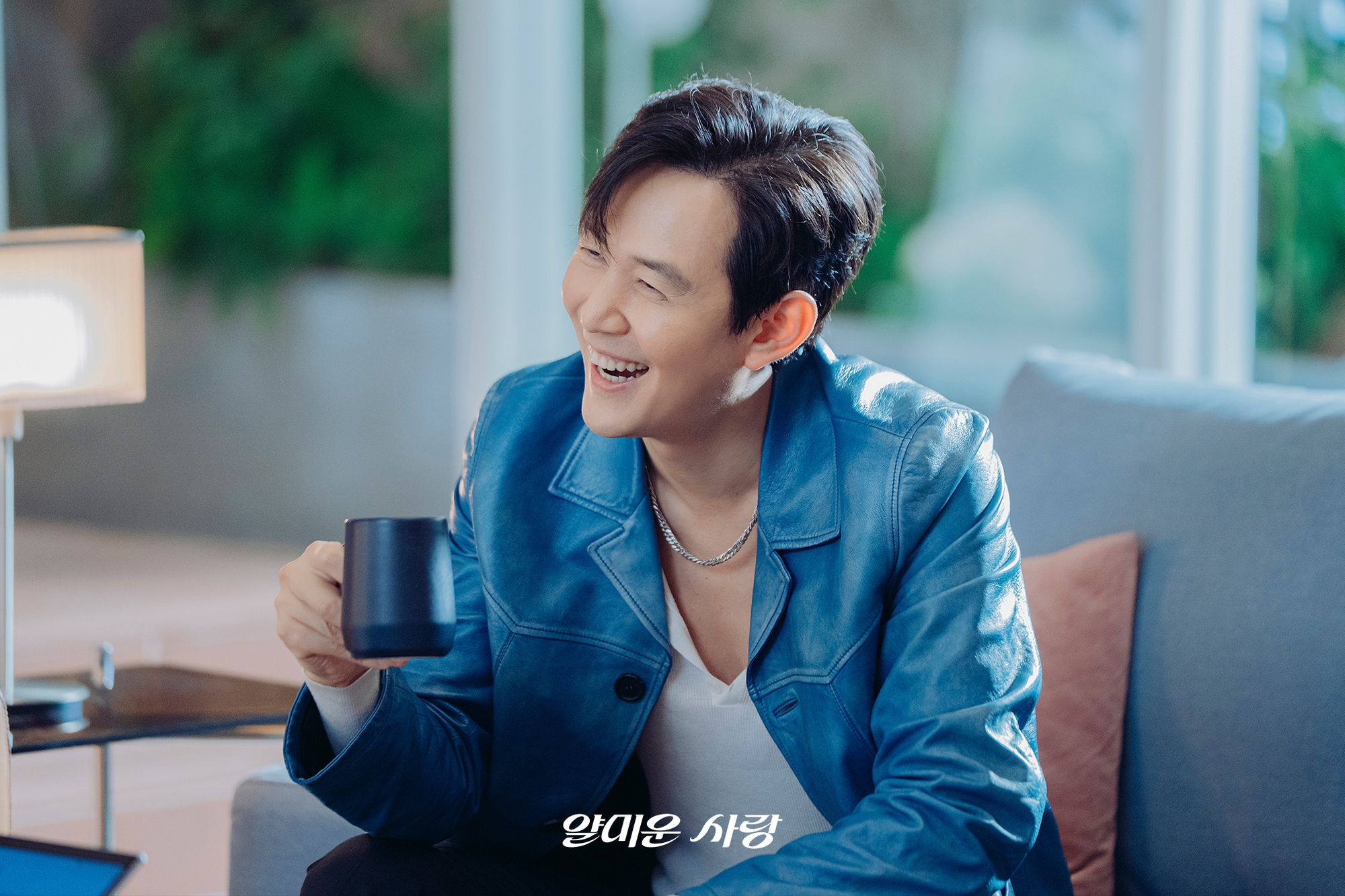 Ai cấm tài tử này đóng ngôn tình giùm với: 52 tuổi vẫn yêu đương sến sẩm, gọi đàn chị là mẹ mới rùng mình- Ảnh 4.