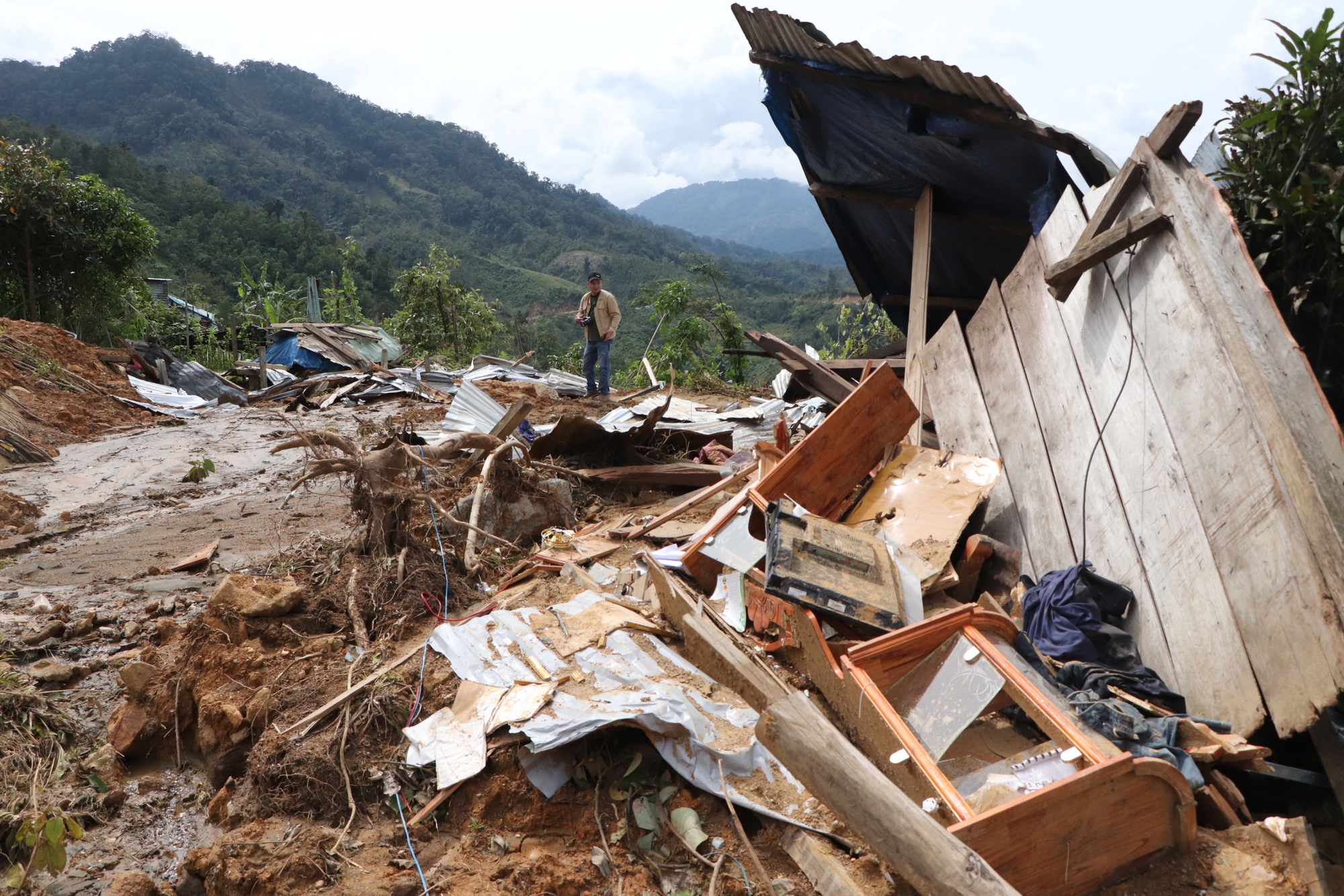 Cận cảnh vụ sạt lở núi kinh hoàng, cuốn phăng 6 ngôi nhà ở xã vùng cao Đà Nẵng- Ảnh 10. Cận cảnh vụ sạt lở núi kinh hoàng, cuốn phăng 6 ngôi nhà ở xã vùng cao Đà Nẵng- Ảnh 10.
