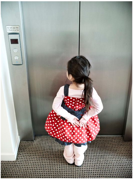 Vào thang máy, nhìn thấy hành xử này của những đứa trẻ, tôi liền biết ngay chúng được gia đình dạy dỗ rất tốt- Ảnh 1.