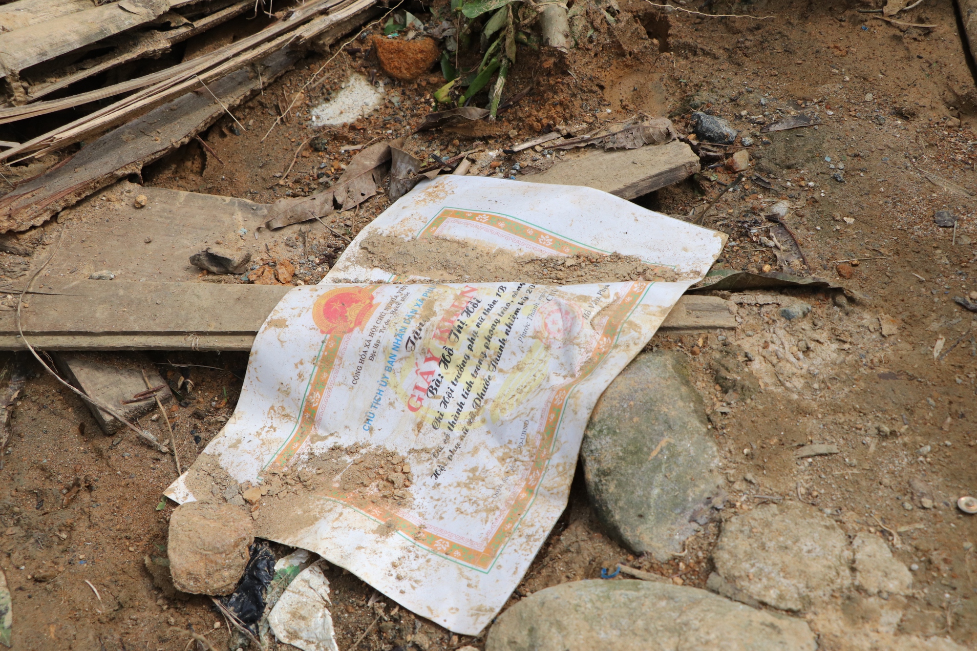 Cận cảnh vụ sạt lở núi kinh hoàng, cuốn phăng 6 ngôi nhà ở xã vùng cao Đà Nẵng- Ảnh 17. Cận cảnh vụ sạt lở núi kinh hoàng, cuốn phăng 6 ngôi nhà ở xã vùng cao Đà Nẵng- Ảnh 17.