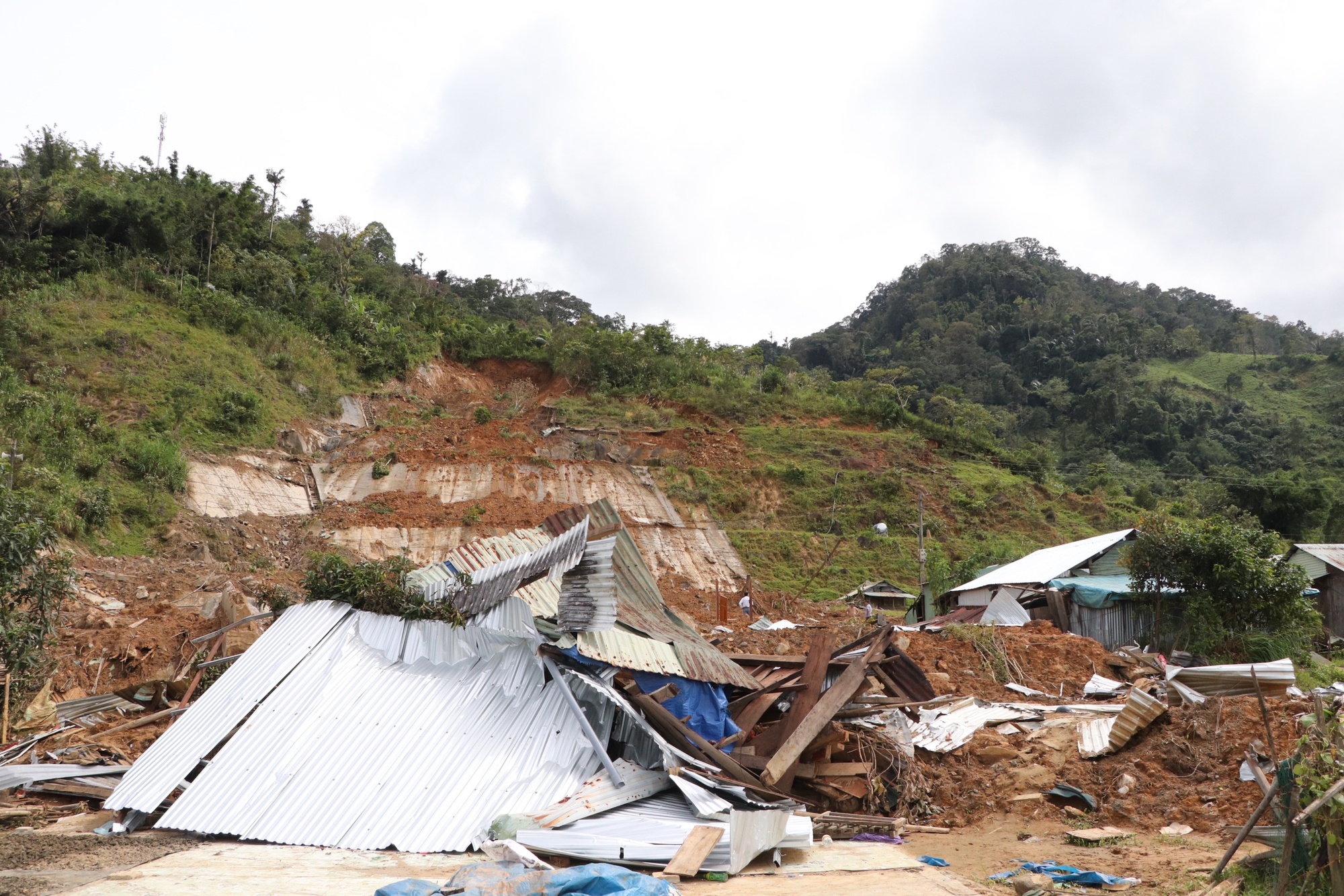 Cận cảnh vụ sạt lở núi kinh hoàng, cuốn phăng 6 ngôi nhà ở xã vùng cao Đà Nẵng- Ảnh 16. Cận cảnh vụ sạt lở núi kinh hoàng, cuốn phăng 6 ngôi nhà ở xã vùng cao Đà Nẵng- Ảnh 16.