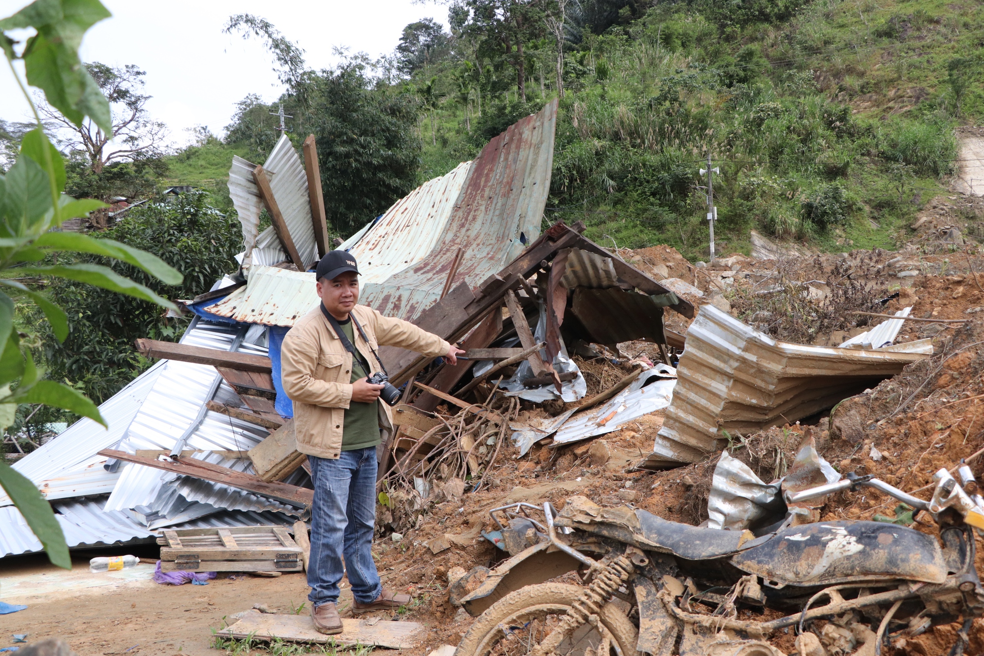 Cận cảnh vụ sạt lở núi kinh hoàng, cuốn phăng 6 ngôi nhà ở xã vùng cao Đà Nẵng- Ảnh 14. Cận cảnh vụ sạt lở núi kinh hoàng, cuốn phăng 6 ngôi nhà ở xã vùng cao Đà Nẵng- Ảnh 14.