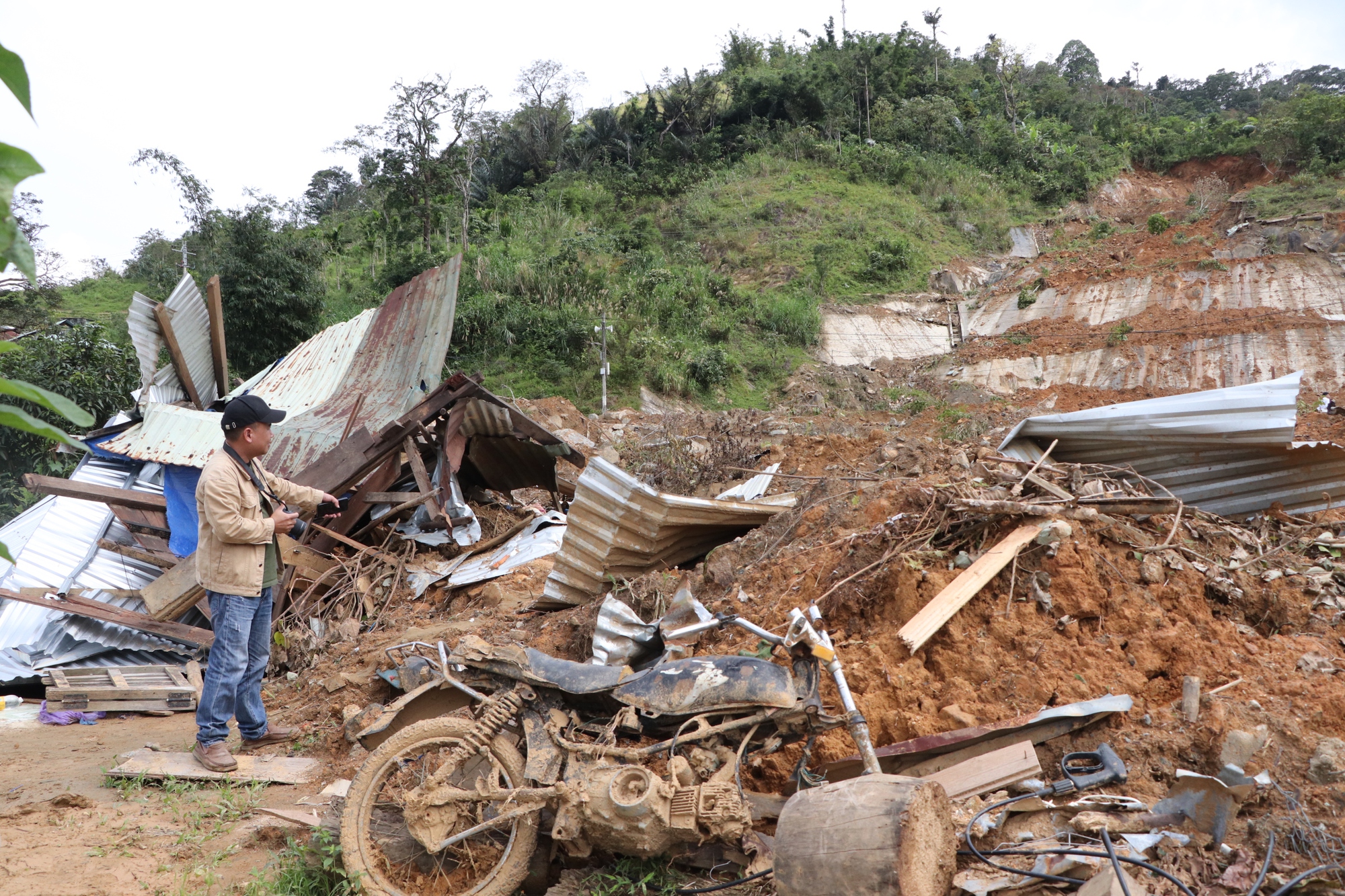 Cận cảnh vụ sạt lở núi kinh hoàng, cuốn phăng 6 ngôi nhà ở xã vùng cao Đà Nẵng- Ảnh 2. Cận cảnh vụ sạt lở núi kinh hoàng, cuốn phăng 6 ngôi nhà ở xã vùng cao Đà Nẵng- Ảnh 2.