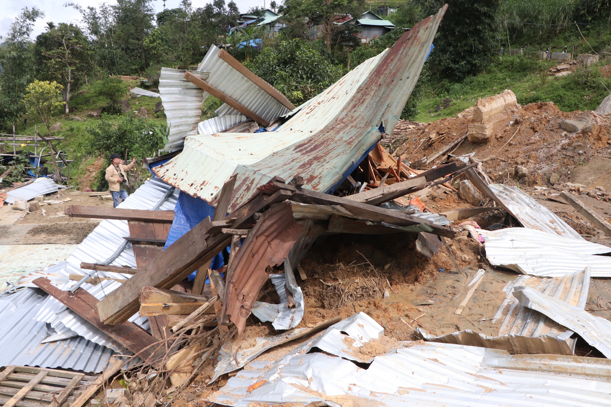 Cận cảnh vụ sạt lở núi kinh hoàng, cuốn phăng 6 ngôi nhà ở xã vùng cao Đà Nẵng- Ảnh 11. Cận cảnh vụ sạt lở núi kinh hoàng, cuốn phăng 6 ngôi nhà ở xã vùng cao Đà Nẵng- Ảnh 11.