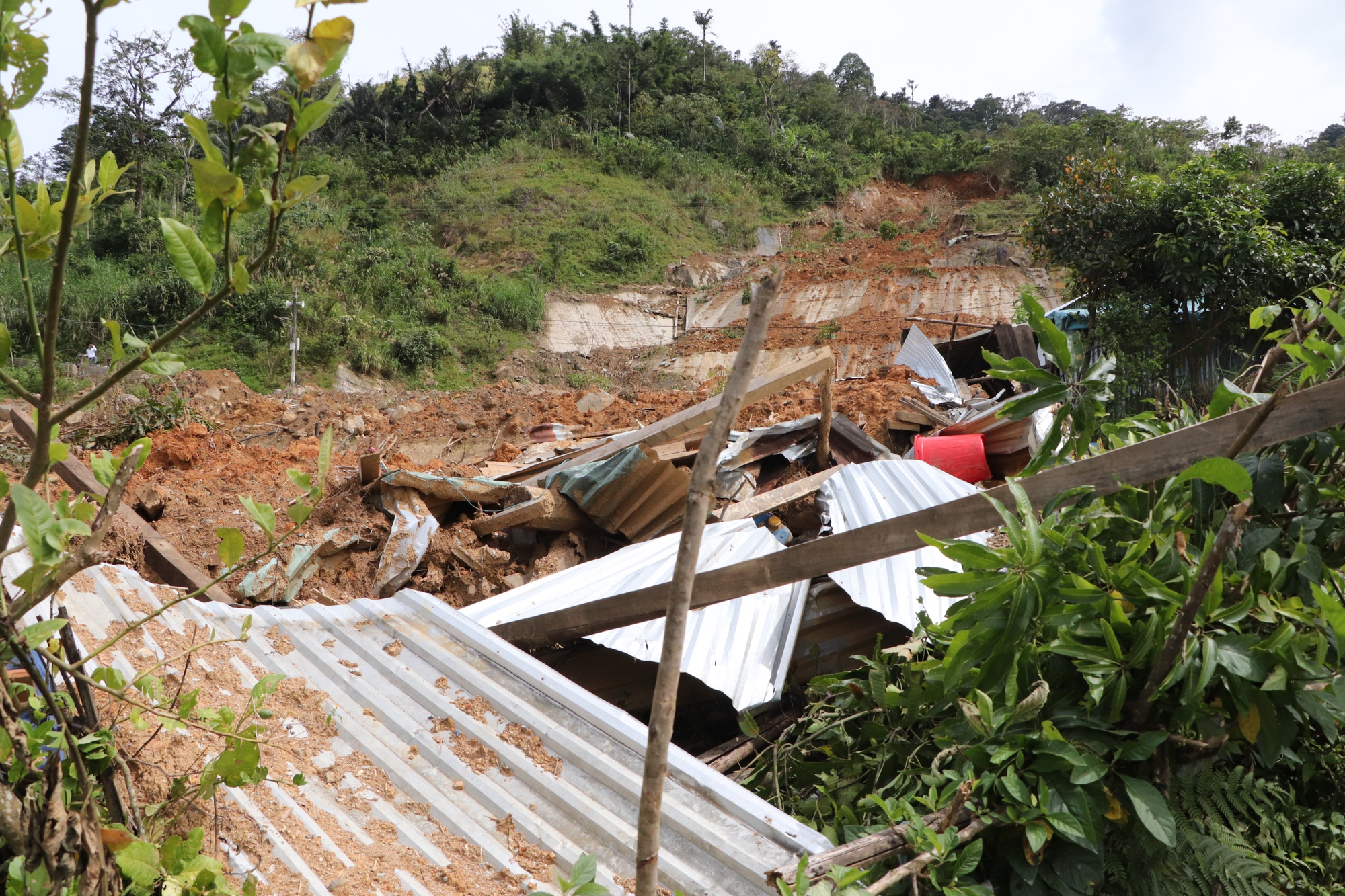 Cận cảnh vụ sạt lở núi kinh hoàng, cuốn phăng 6 ngôi nhà ở xã vùng cao Đà Nẵng- Ảnh 13. Cận cảnh vụ sạt lở núi kinh hoàng, cuốn phăng 6 ngôi nhà ở xã vùng cao Đà Nẵng- Ảnh 13.