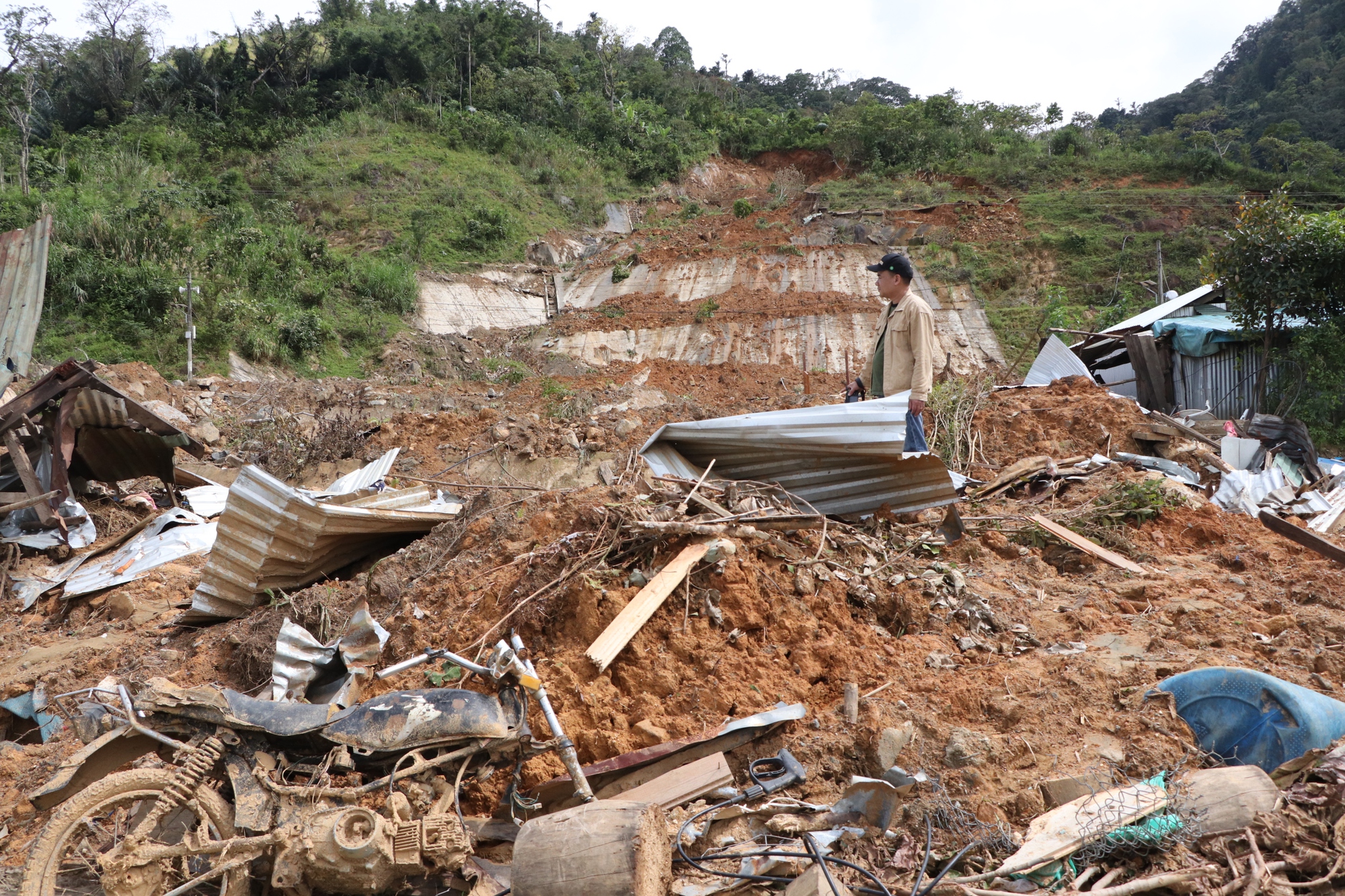 Cận cảnh vụ sạt lở núi kinh hoàng, cuốn phăng 6 ngôi nhà ở xã vùng cao Đà Nẵng- Ảnh 15. Cận cảnh vụ sạt lở núi kinh hoàng, cuốn phăng 6 ngôi nhà ở xã vùng cao Đà Nẵng- Ảnh 15.