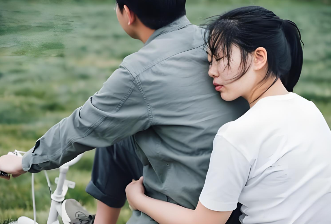 Lần đi ăn với bạn b&egrave;, t&ocirc;i thấy người y&ecirc;u thanh to&aacute;n h&oacute;a đơn m&agrave; tay run rẩy khiến tr&aacute;i tim t&ocirc;i thắt lại- Ảnh 1.