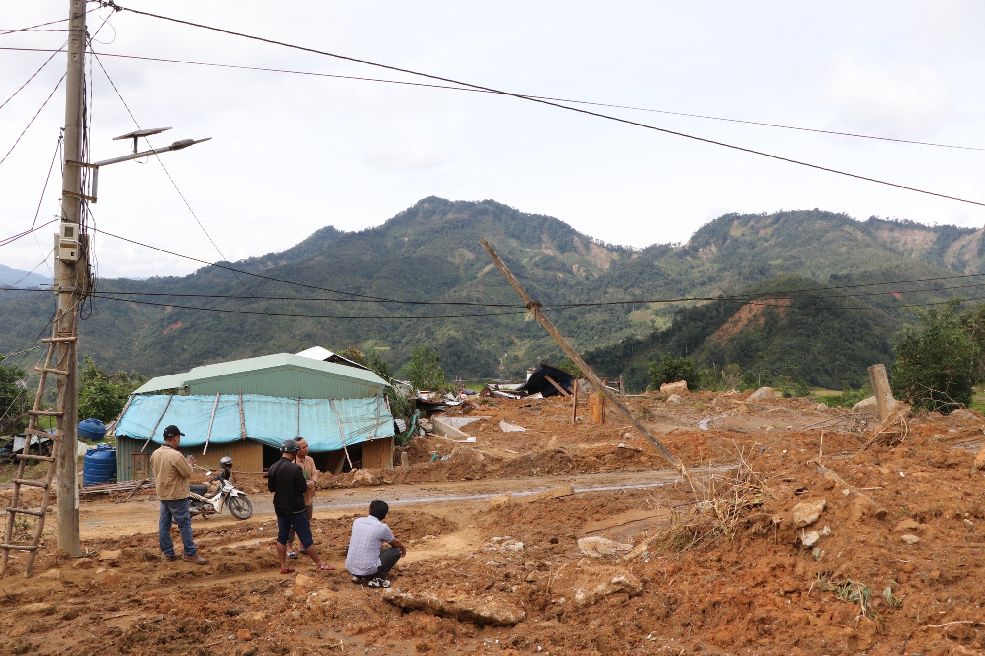 Cận cảnh vụ sạt lở núi kinh hoàng, cuốn phăng 6 ngôi nhà ở xã vùng cao Đà Nẵng- Ảnh 22. Cận cảnh vụ sạt lở núi kinh hoàng, cuốn phăng 6 ngôi nhà ở xã vùng cao Đà Nẵng- Ảnh 22.