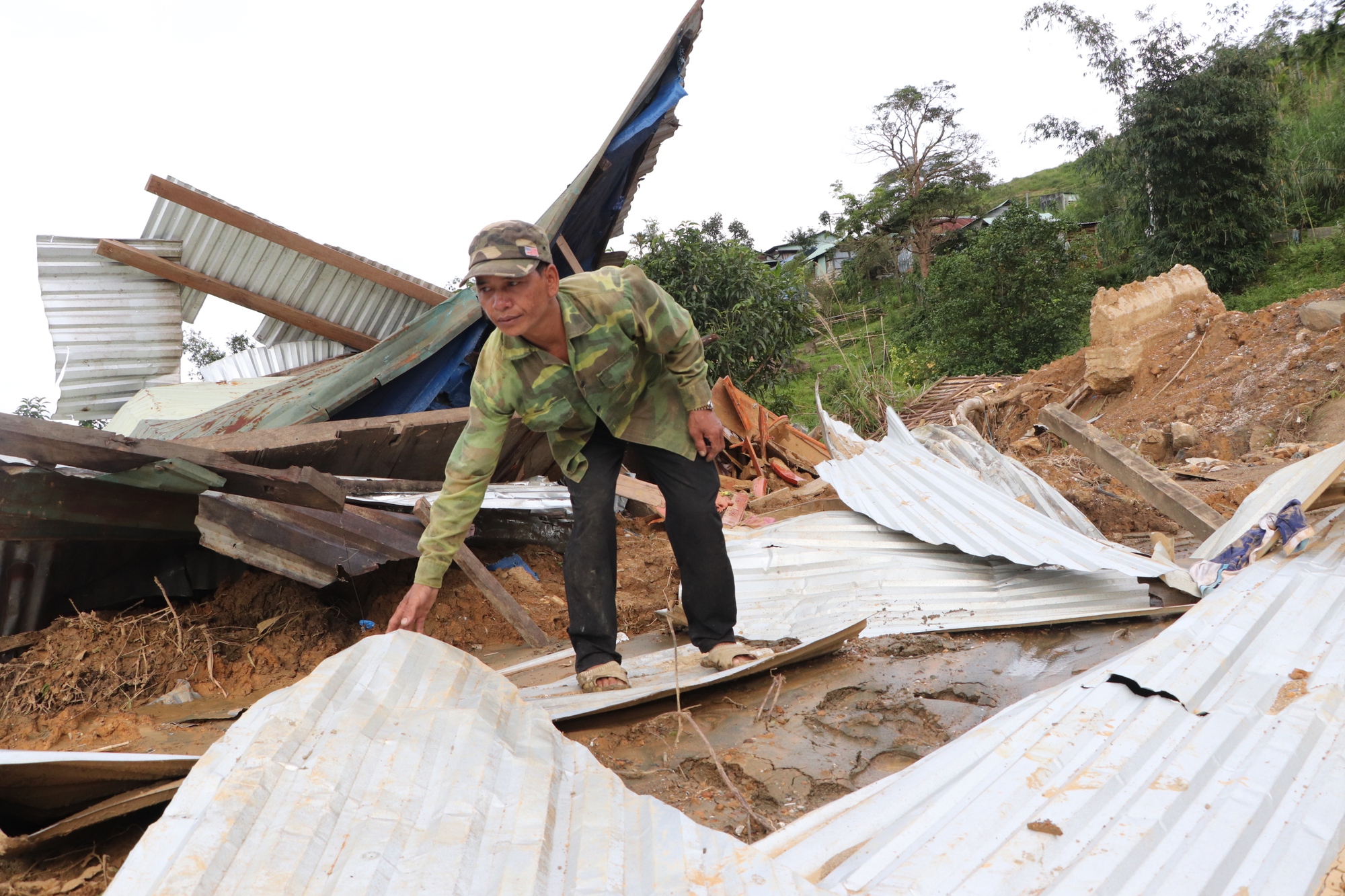 Cận cảnh vụ sạt lở núi kinh hoàng, cuốn phăng 6 ngôi nhà ở xã vùng cao Đà Nẵng- Ảnh 24. Cận cảnh vụ sạt lở núi kinh hoàng, cuốn phăng 6 ngôi nhà ở xã vùng cao Đà Nẵng- Ảnh 24.