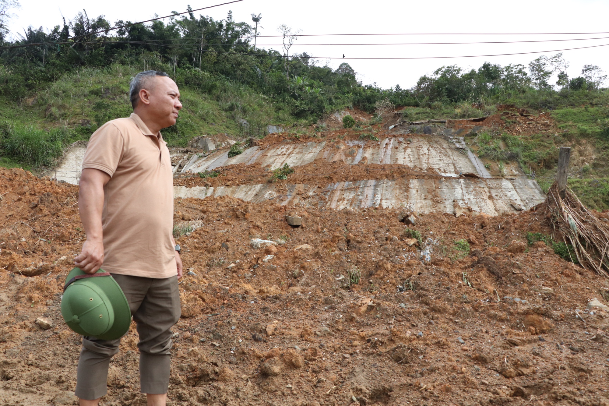 Cận cảnh vụ sạt lở núi kinh hoàng, cuốn phăng 6 ngôi nhà ở xã vùng cao Đà Nẵng- Ảnh 4. Cận cảnh vụ sạt lở núi kinh hoàng, cuốn phăng 6 ngôi nhà ở xã vùng cao Đà Nẵng- Ảnh 4.