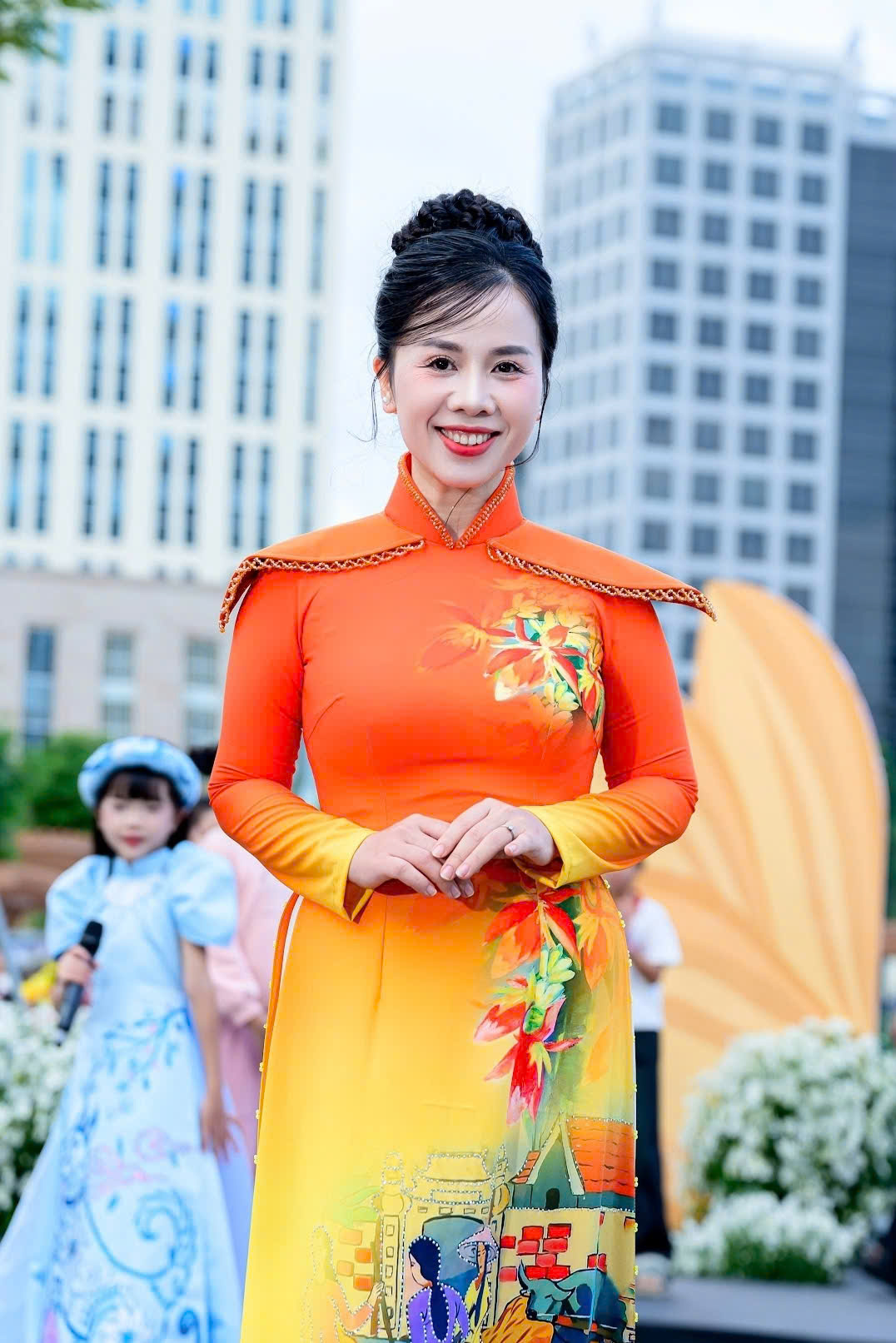 Từ người dẫn chuyện tr&ecirc;n s&acirc;n khấu đến người thắp lửa tự tin trong cuộc sống- Ảnh 1.