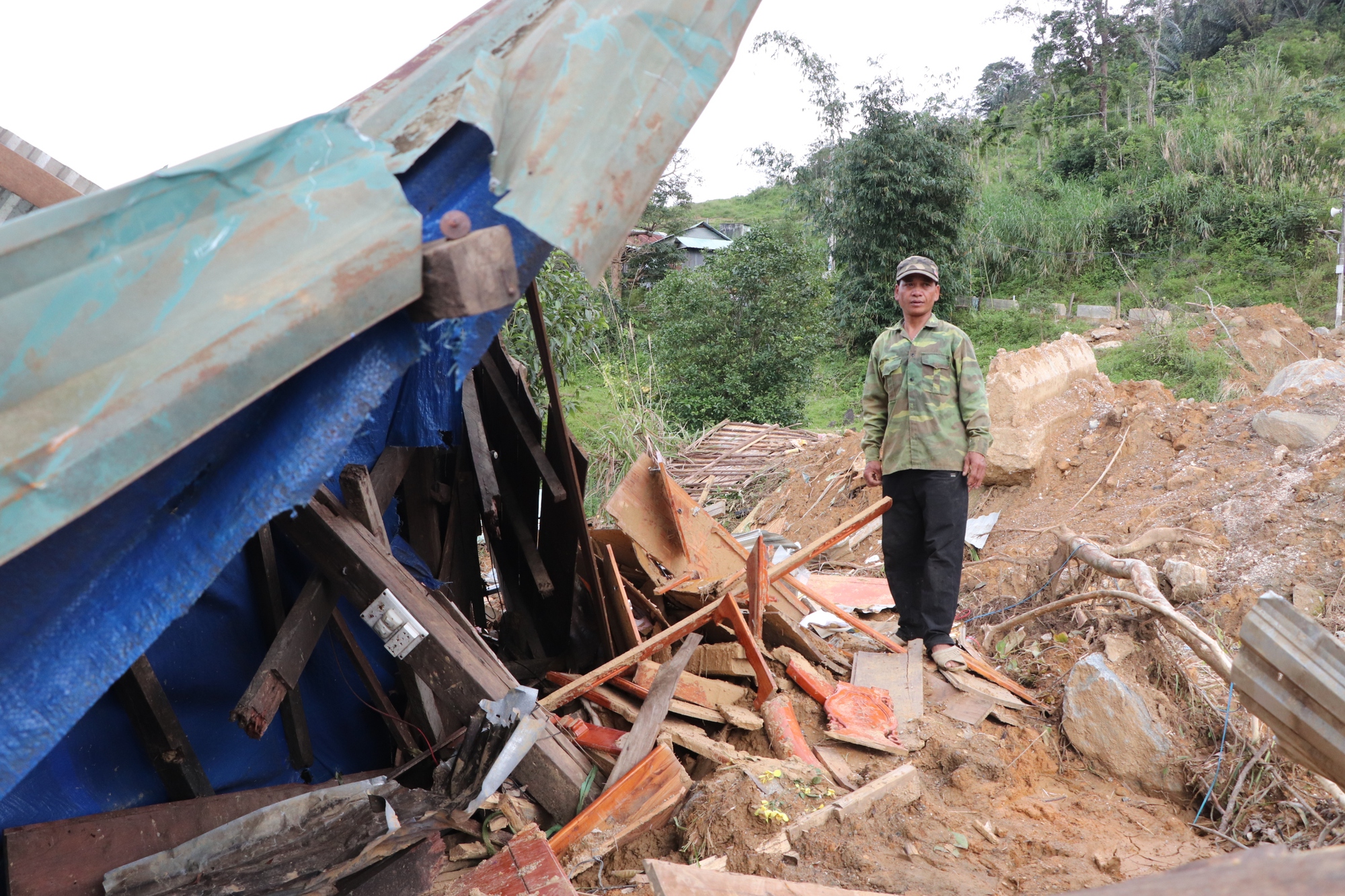 Cận cảnh vụ sạt lở núi kinh hoàng, cuốn phăng 6 ngôi nhà ở xã vùng cao Đà Nẵng- Ảnh 23. Cận cảnh vụ sạt lở núi kinh hoàng, cuốn phăng 6 ngôi nhà ở xã vùng cao Đà Nẵng- Ảnh 23.