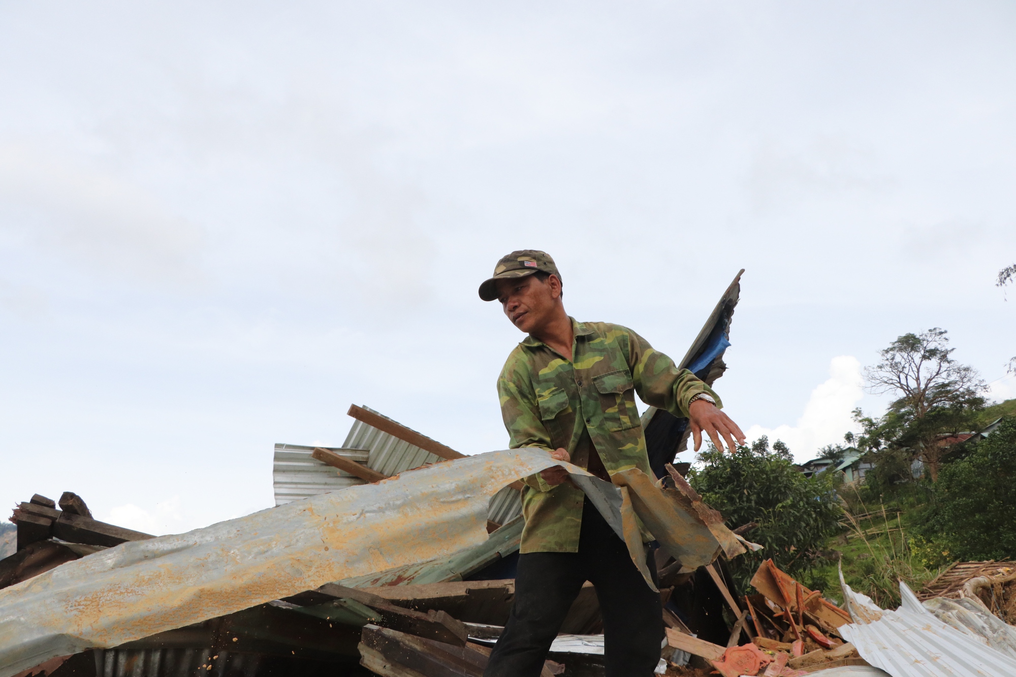 Cận cảnh vụ sạt lở núi kinh hoàng, cuốn phăng 6 ngôi nhà ở xã vùng cao Đà Nẵng- Ảnh 1. Cận cảnh vụ sạt lở núi kinh hoàng, cuốn phăng 6 ngôi nhà ở xã vùng cao Đà Nẵng- Ảnh 1.