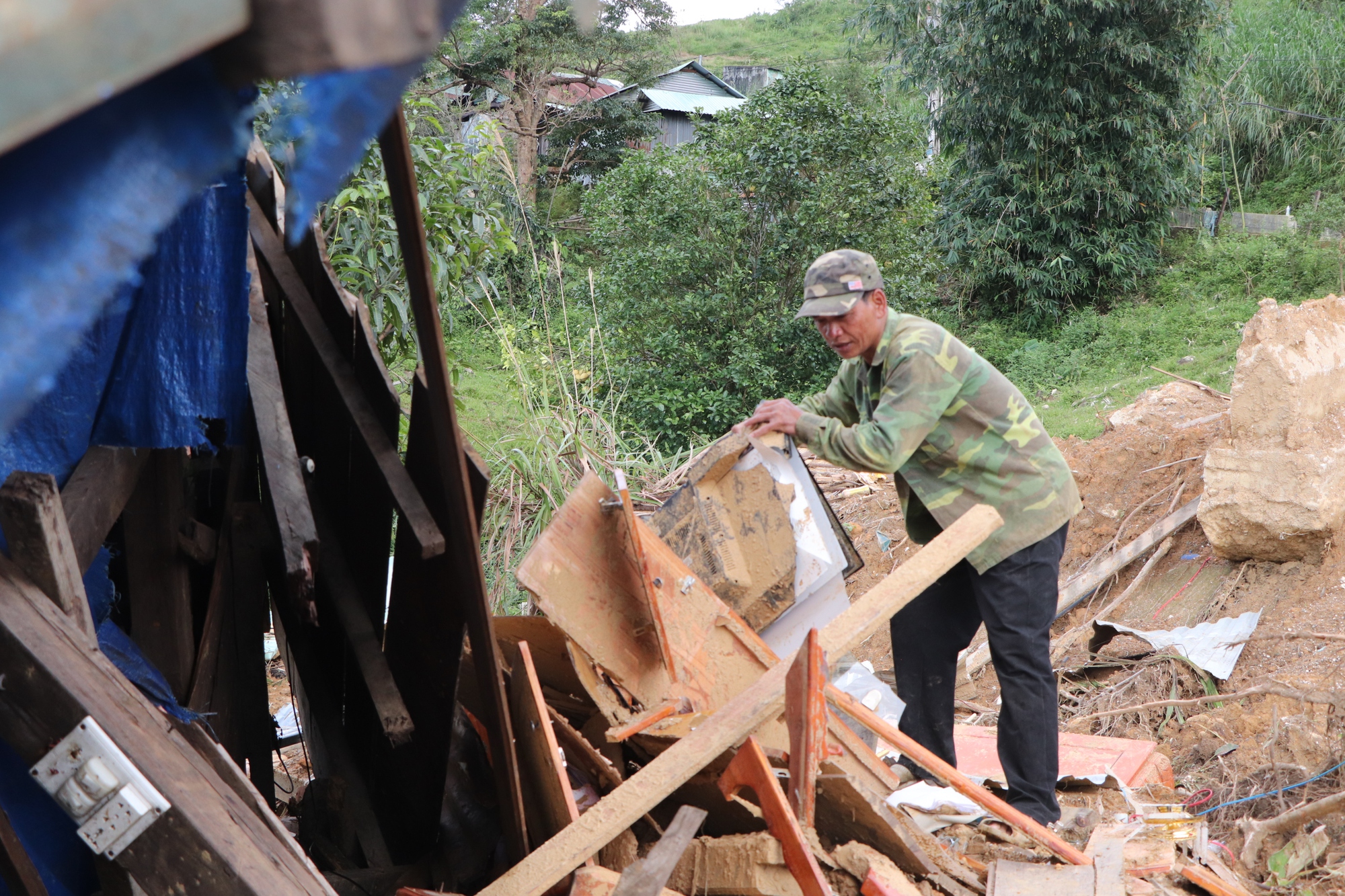 Cận cảnh vụ sạt lở núi kinh hoàng, cuốn phăng 6 ngôi nhà ở xã vùng cao Đà Nẵng- Ảnh 25. Cận cảnh vụ sạt lở núi kinh hoàng, cuốn phăng 6 ngôi nhà ở xã vùng cao Đà Nẵng- Ảnh 25.