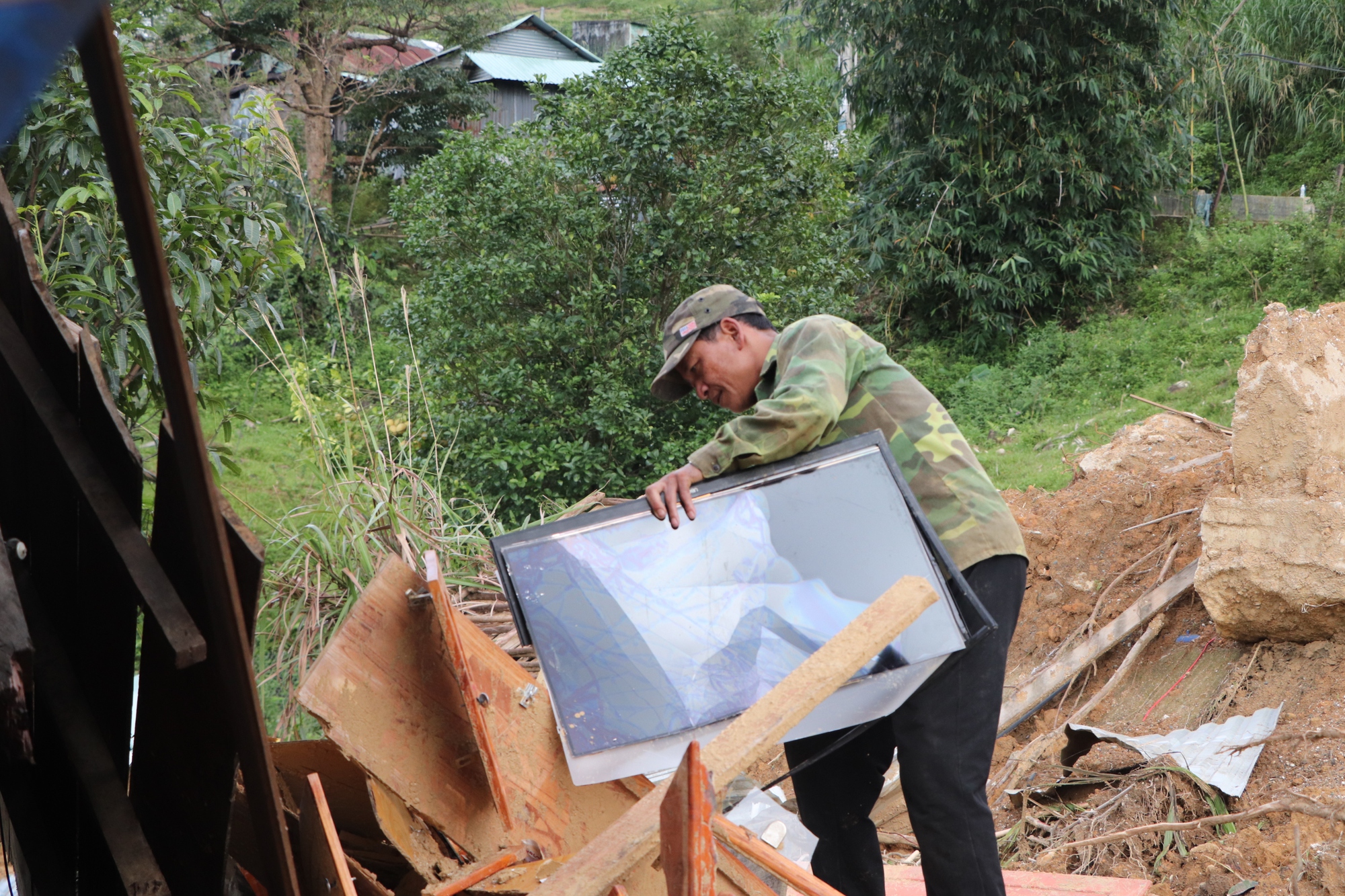 Cận cảnh vụ sạt lở núi kinh hoàng, cuốn phăng 6 ngôi nhà ở xã vùng cao Đà Nẵng- Ảnh 26. Cận cảnh vụ sạt lở núi kinh hoàng, cuốn phăng 6 ngôi nhà ở xã vùng cao Đà Nẵng- Ảnh 26.