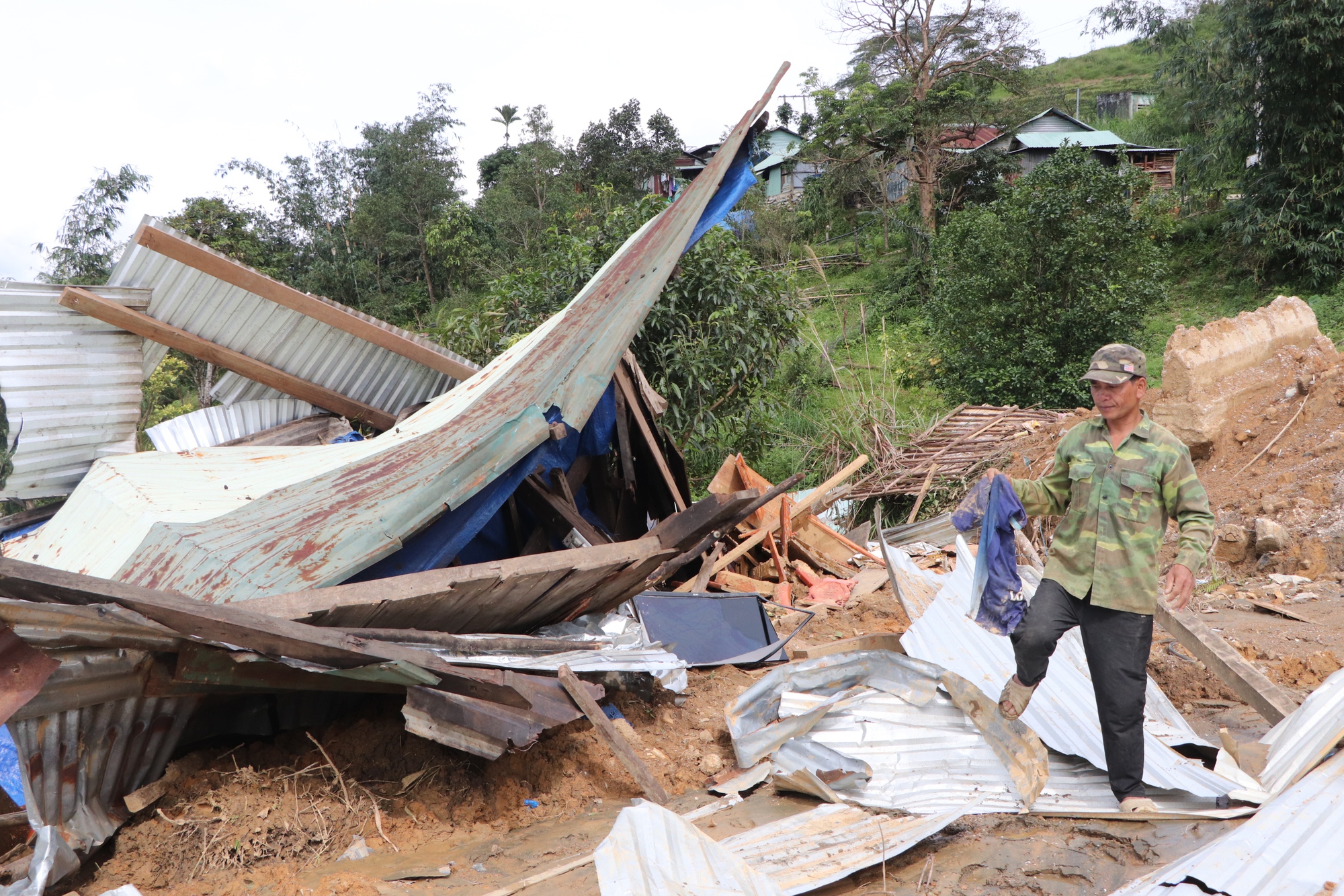 Cận cảnh vụ sạt lở núi kinh hoàng, cuốn phăng 6 ngôi nhà ở xã vùng cao Đà Nẵng- Ảnh 28. Cận cảnh vụ sạt lở núi kinh hoàng, cuốn phăng 6 ngôi nhà ở xã vùng cao Đà Nẵng- Ảnh 28.
