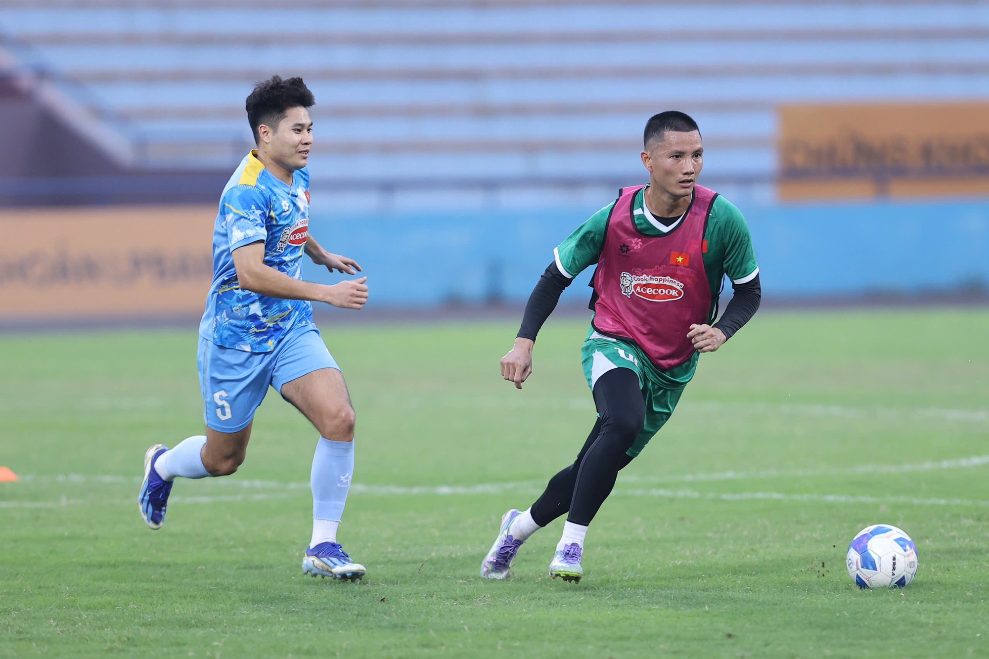 Visual sáng bừng của Khổng Minh Gia Bảo ở đội tuyển Việt Nam- Ảnh 12. Visual sáng bừng của Khổng Minh Gia Bảo ở đội tuyển Việt Nam- Ảnh 12.