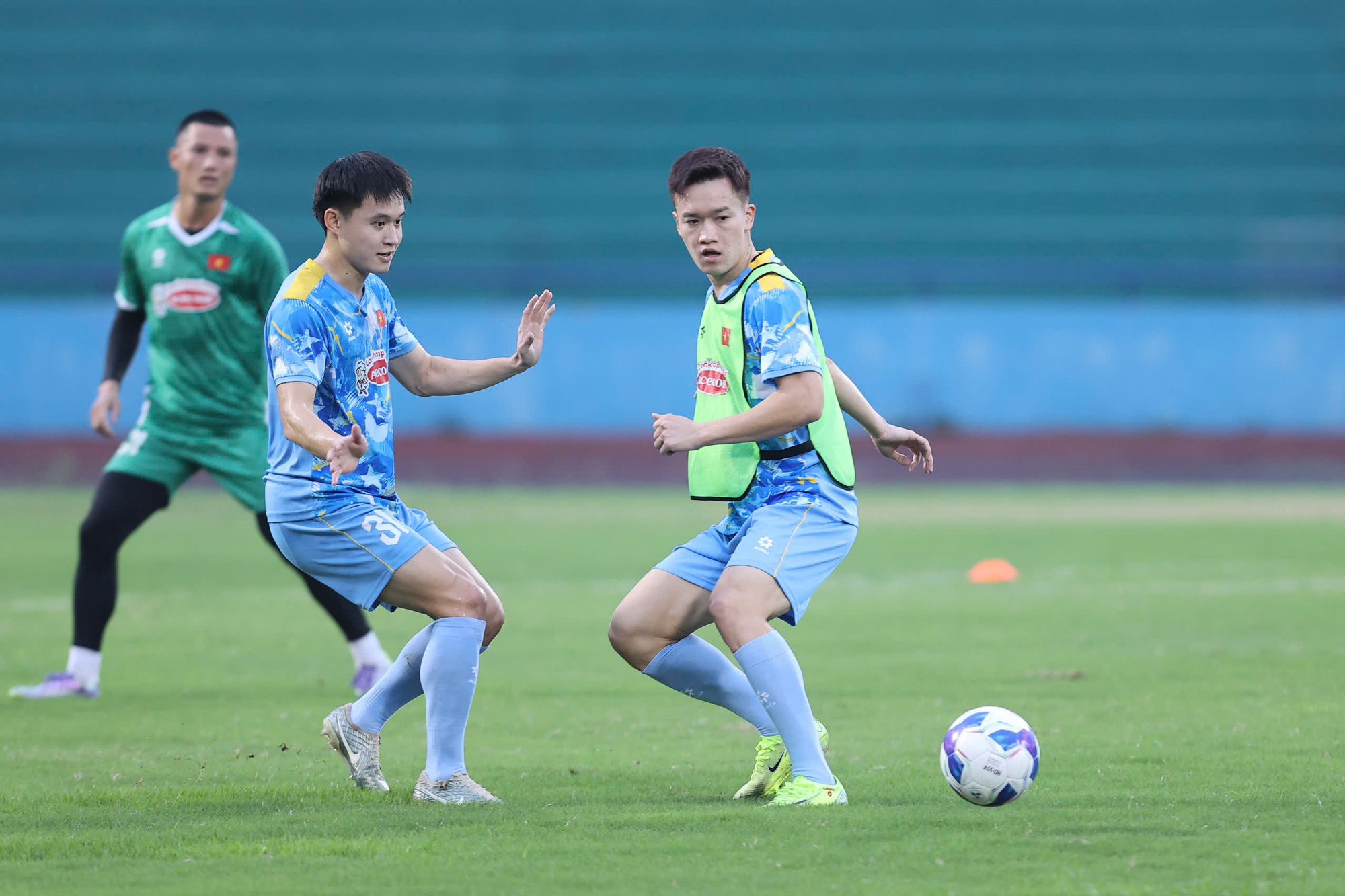 Visual sáng bừng của Khổng Minh Gia Bảo ở đội tuyển Việt Nam- Ảnh 3. Visual sáng bừng của Khổng Minh Gia Bảo ở đội tuyển Việt Nam- Ảnh 3.