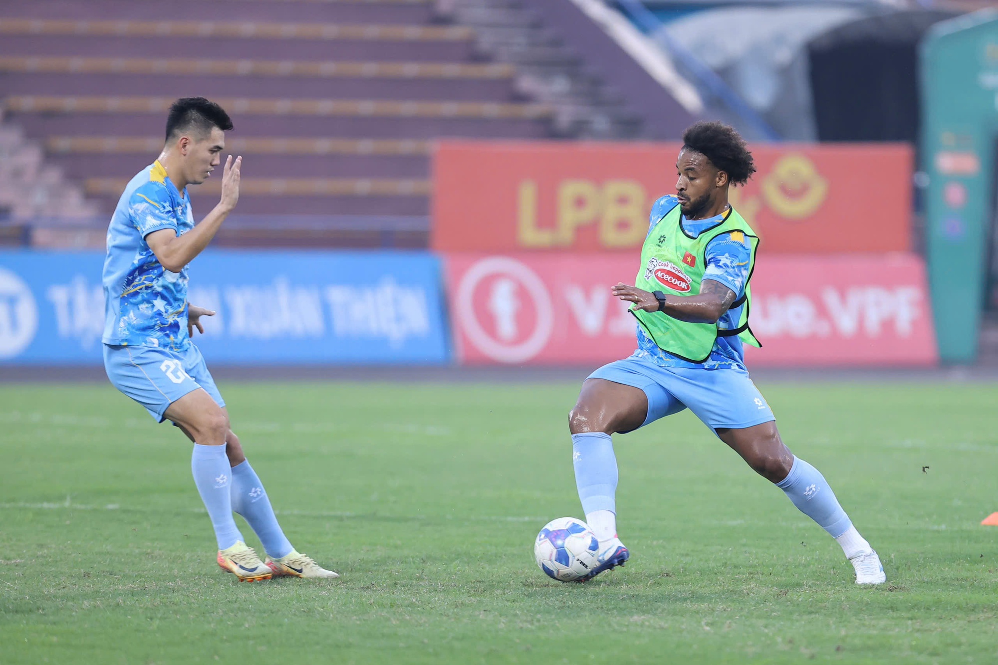 Visual sáng bừng của Khổng Minh Gia Bảo ở đội tuyển Việt Nam- Ảnh 10. Visual sáng bừng của Khổng Minh Gia Bảo ở đội tuyển Việt Nam- Ảnh 10.