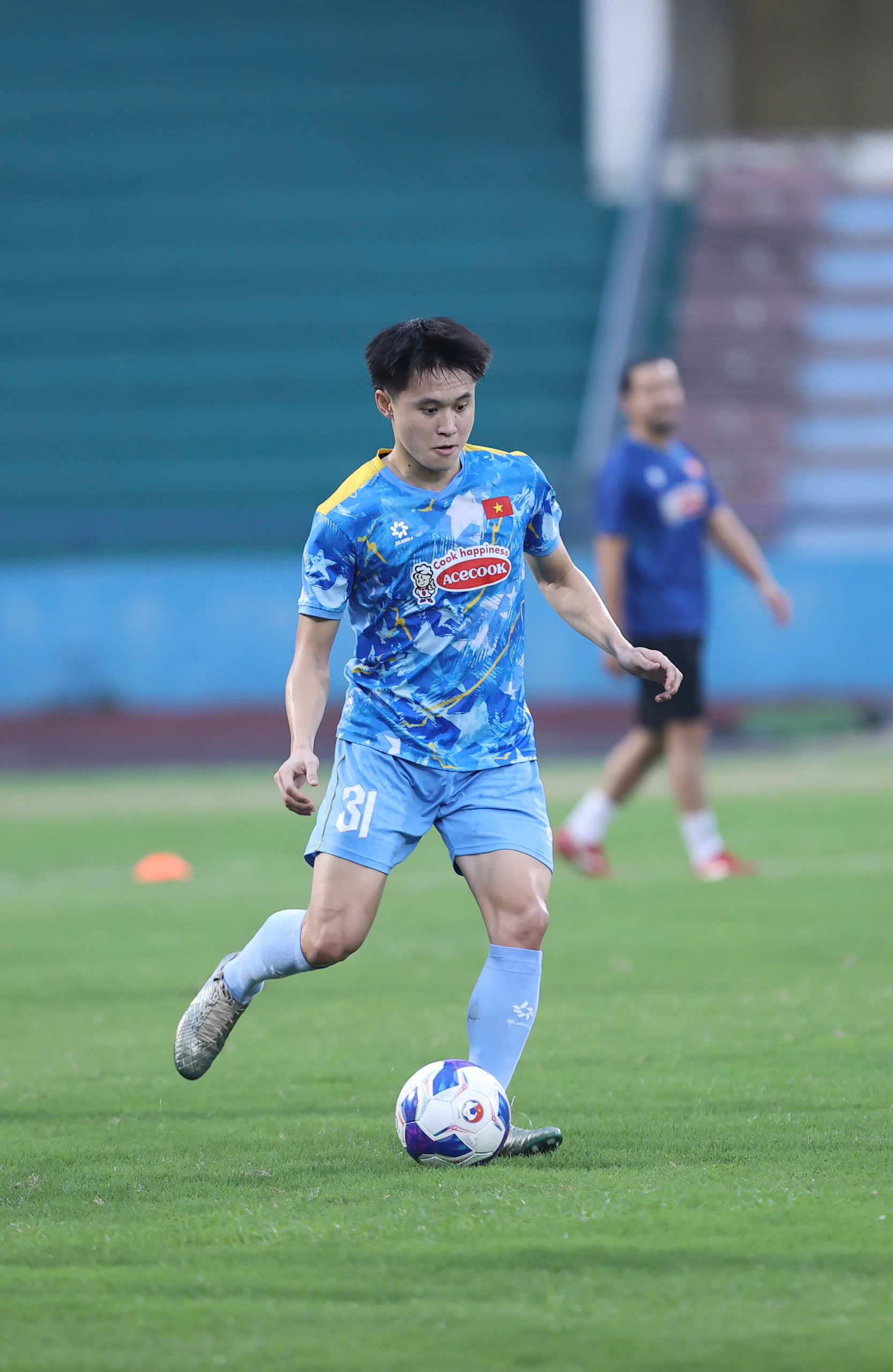 Visual sáng bừng của Khổng Minh Gia Bảo ở đội tuyển Việt Nam- Ảnh 5. Visual sáng bừng của Khổng Minh Gia Bảo ở đội tuyển Việt Nam- Ảnh 5.