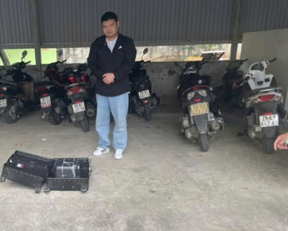 Xuất hiện chiêu trò lừa đảo cực tinh vi, chiếm đoạt tài khoản ngân hàng ngay giữa trung tâm thương mại- Ảnh 2.