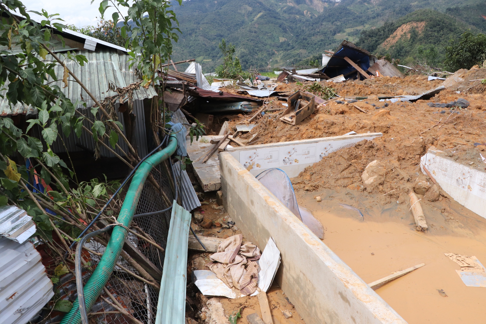 Cận cảnh vụ sạt lở núi kinh hoàng, cuốn phăng 6 ngôi nhà ở xã vùng cao Đà Nẵng- Ảnh 5. Cận cảnh vụ sạt lở núi kinh hoàng, cuốn phăng 6 ngôi nhà ở xã vùng cao Đà Nẵng- Ảnh 5.