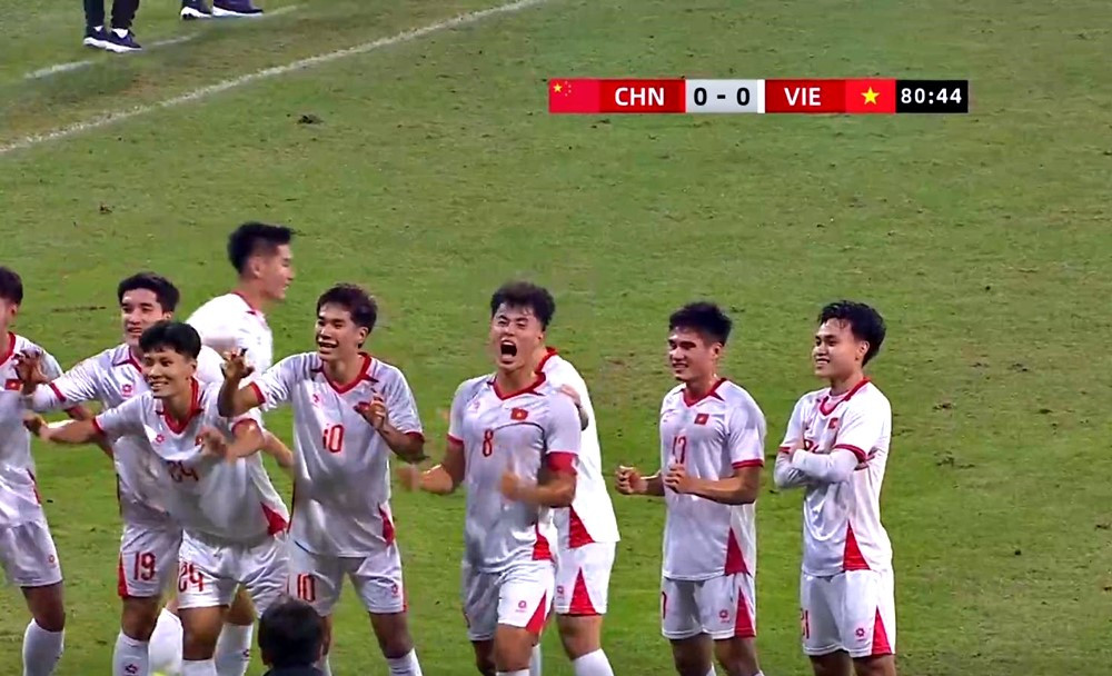 Tuyển Việt Nam bùng nổ, gieo sầu cho Trung Quốc, thẳng hướng ngôi vô địch tại đất khách- Ảnh 2.