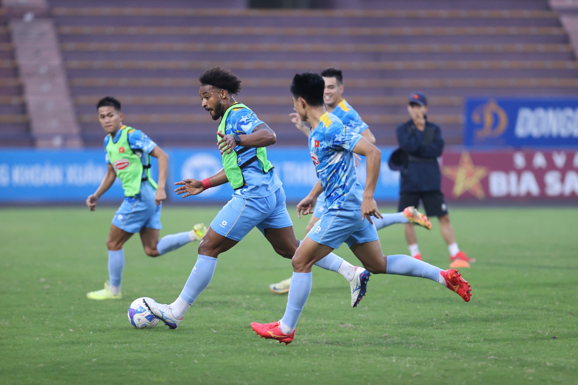 Visual sáng bừng của Khổng Minh Gia Bảo ở đội tuyển Việt Nam- Ảnh 8. Visual sáng bừng của Khổng Minh Gia Bảo ở đội tuyển Việt Nam- Ảnh 8.