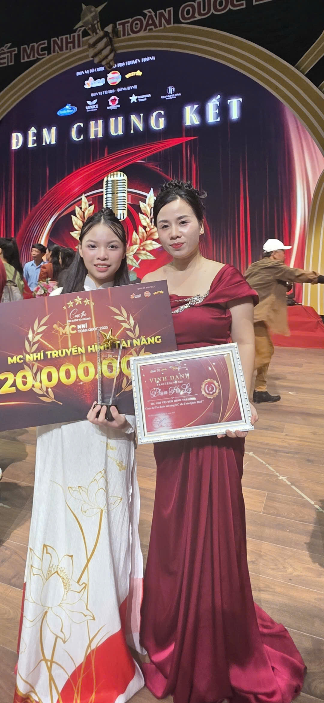 Từ người dẫn chuyện tr&ecirc;n s&acirc;n khấu đến người thắp lửa tự tin trong cuộc sống- Ảnh 3.