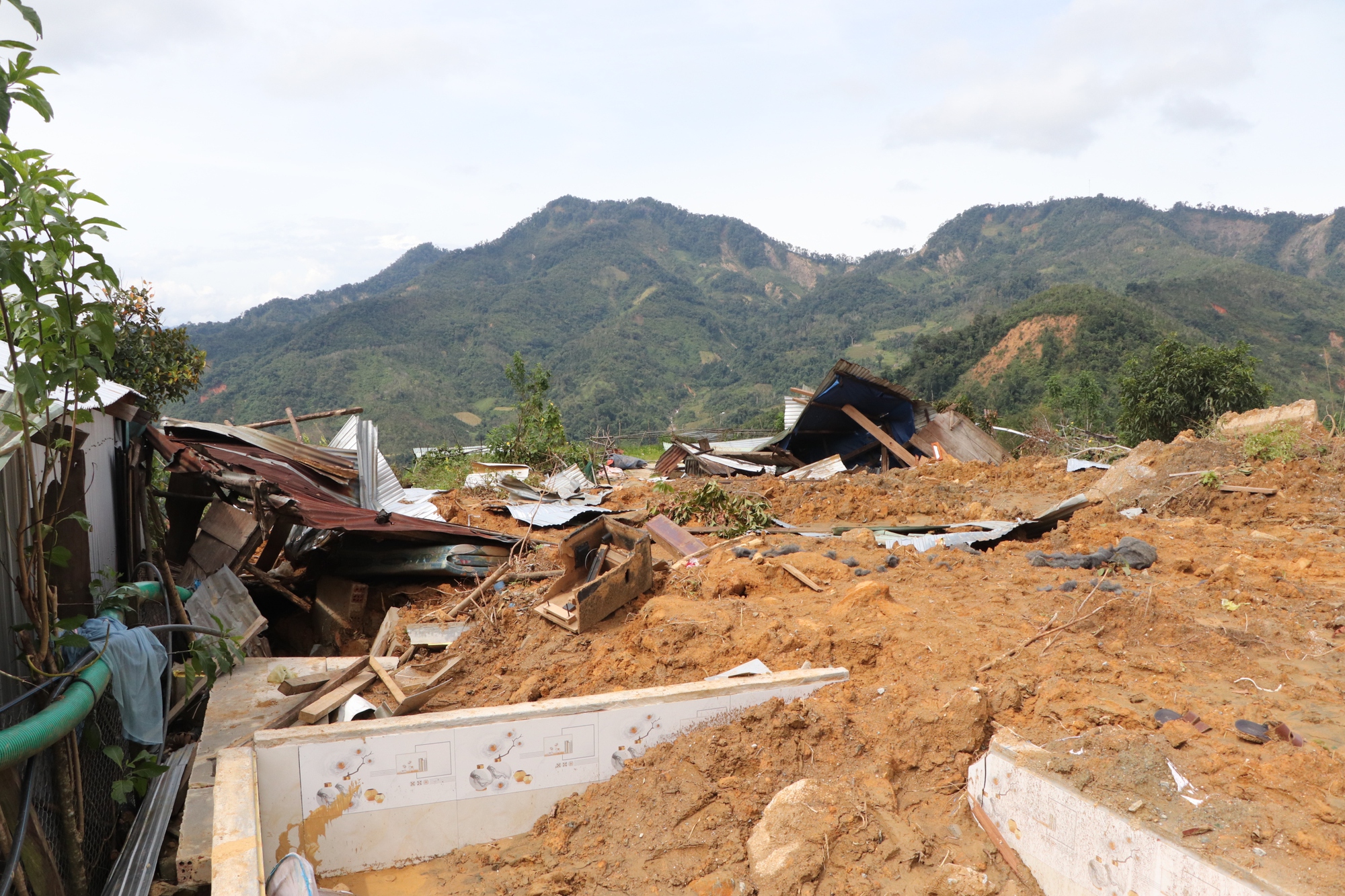 Cận cảnh vụ sạt lở núi kinh hoàng, cuốn phăng 6 ngôi nhà ở xã vùng cao Đà Nẵng- Ảnh 9. Cận cảnh vụ sạt lở núi kinh hoàng, cuốn phăng 6 ngôi nhà ở xã vùng cao Đà Nẵng- Ảnh 9.