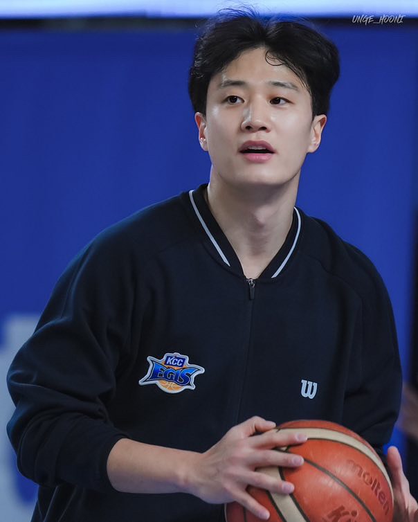 Nam thần bóng rổ bị người yêu cũ tố 