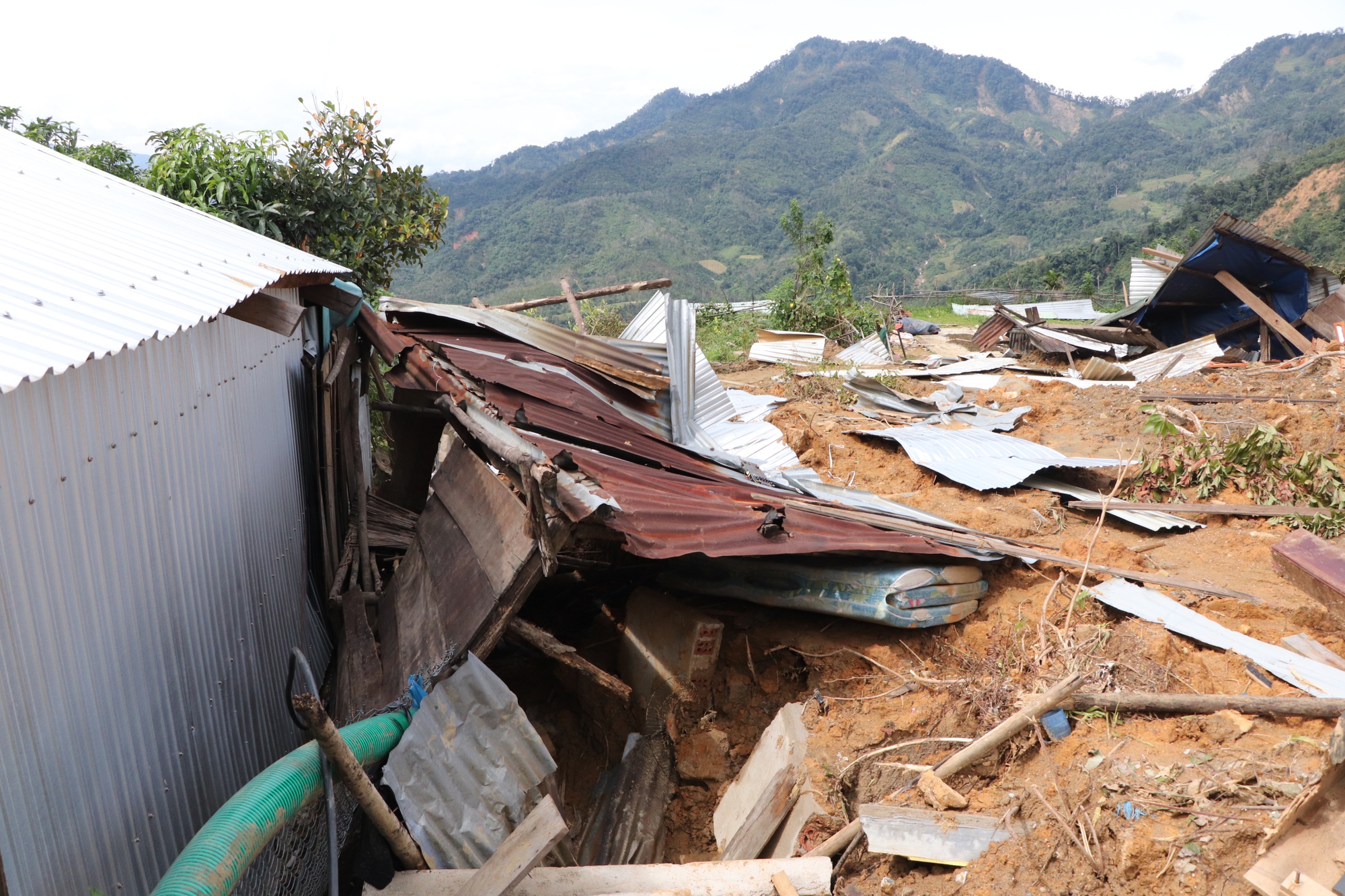 Cận cảnh vụ sạt lở núi kinh hoàng, cuốn phăng 6 ngôi nhà ở xã vùng cao Đà Nẵng- Ảnh 6. Cận cảnh vụ sạt lở núi kinh hoàng, cuốn phăng 6 ngôi nhà ở xã vùng cao Đà Nẵng- Ảnh 6.