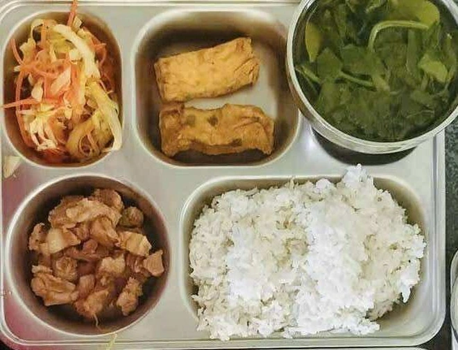 Giữa thời "b&atilde;o gi&aacute;", suất ăn b&aacute;n tr&uacute; của ng&ocirc;i trường n&agrave;y từ 13 rồi l&ecirc;n... 14 ngh&igrave;n đồng: Thịt c&aacute; rau tươi r&oacute;i, đủ cả!- Ảnh 4.