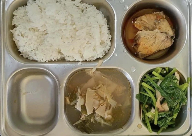 Giữa thời "b&atilde;o gi&aacute;", suất ăn b&aacute;n tr&uacute; của ng&ocirc;i trường n&agrave;y từ 13 rồi l&ecirc;n... 14 ngh&igrave;n đồng: Thịt c&aacute; rau tươi r&oacute;i, đủ cả!- Ảnh 3.