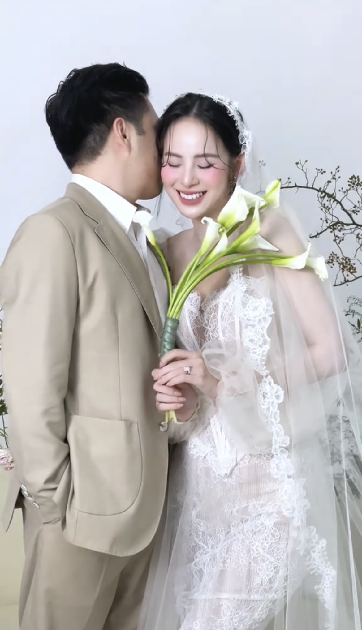 Chân dung thiếu gia Việt cưới mỹ nhân có "nụ cười triệu view" hot nhất hôm nay- Ảnh 8. Chân dung thiếu gia Việt cưới mỹ nhân có "nụ cười triệu view" hot nhất hôm nay- Ảnh 8.