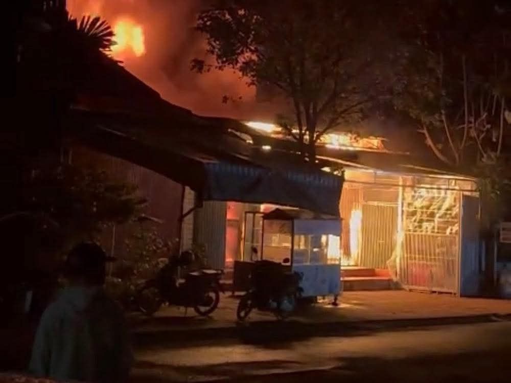 CLIP: Cháy nhà lúc rạng sáng, 2 mẹ con thương vong- Ảnh 1.