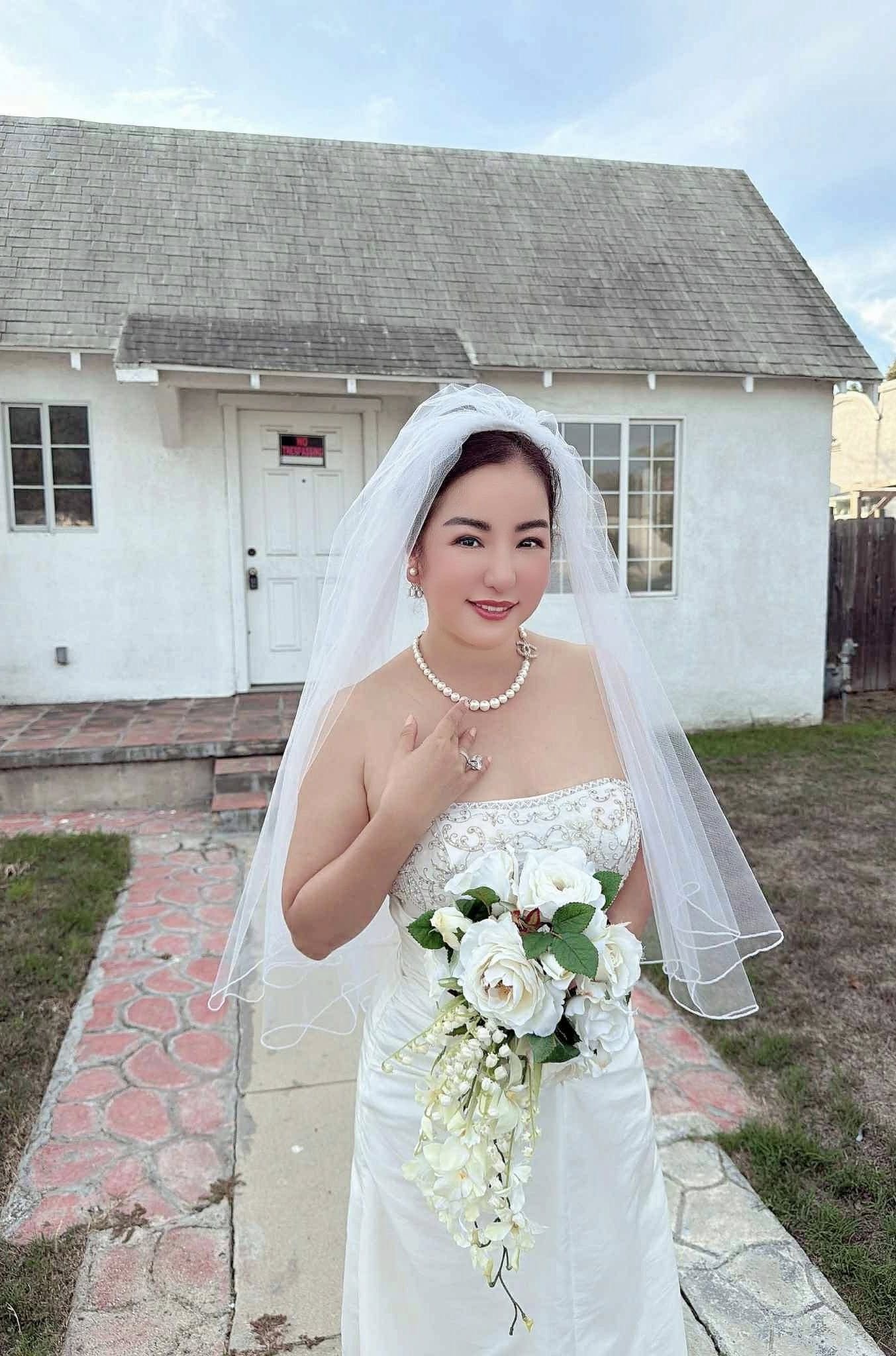 Danh hài Thúy Nga cưới chồng lần 2 ở tuổi 49?- Ảnh 2. Danh hài Thúy Nga cưới chồng lần 2 ở tuổi 49?- Ảnh 2.