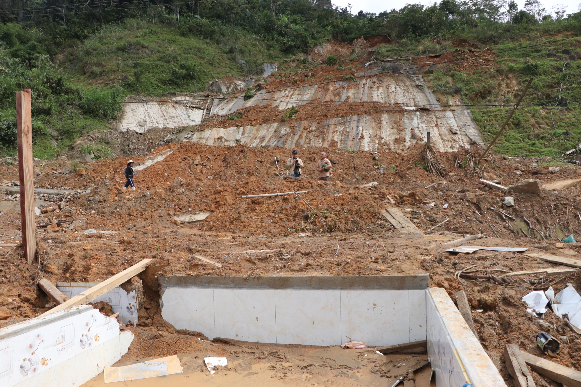 Cận cảnh vụ sạt lở núi kinh hoàng, cuốn phăng 6 ngôi nhà ở xã vùng cao Đà Nẵng- Ảnh 7. Cận cảnh vụ sạt lở núi kinh hoàng, cuốn phăng 6 ngôi nhà ở xã vùng cao Đà Nẵng- Ảnh 7.