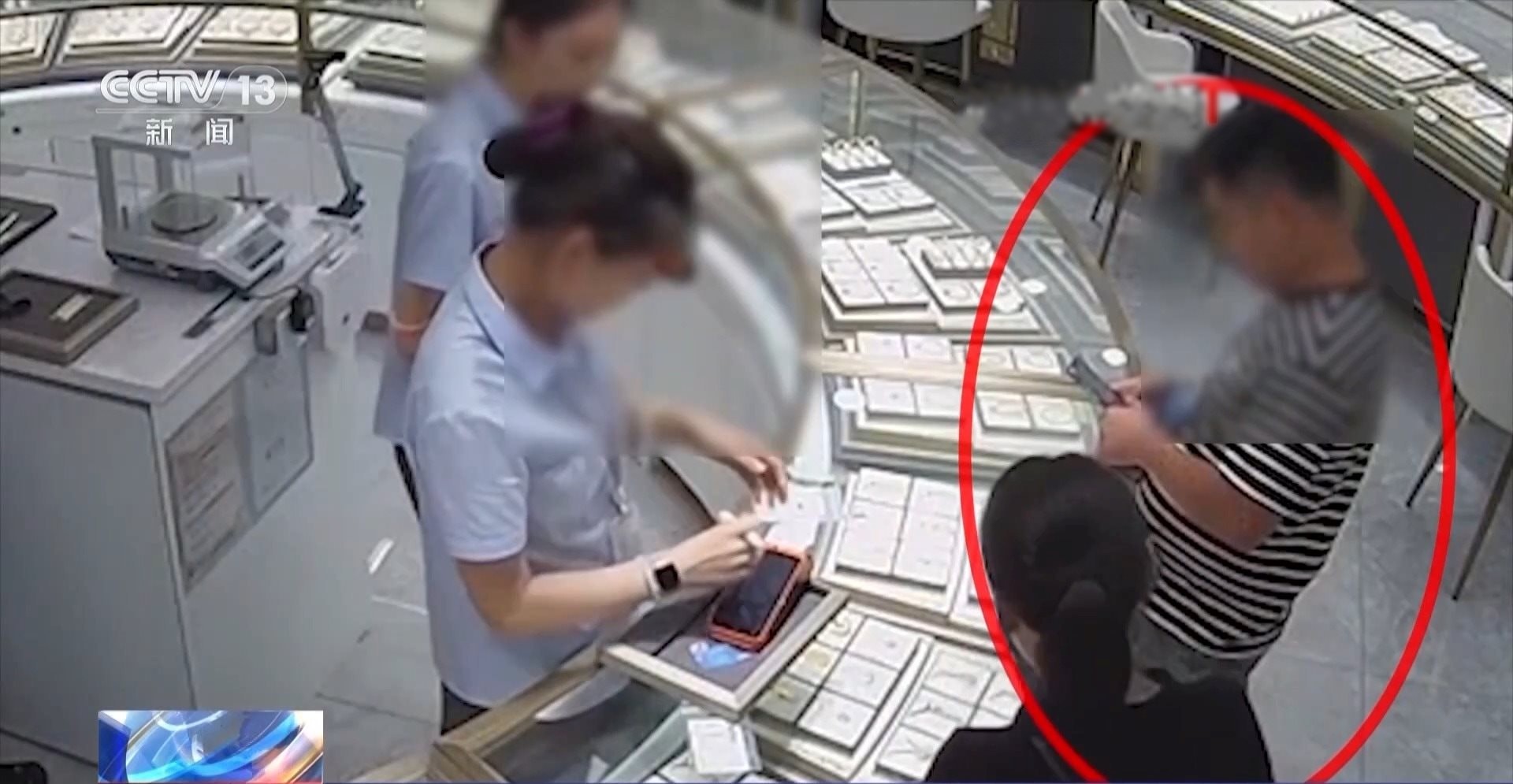 Đôi vợ chồng vào tiệm vàng mua hết 2 tỷ đồng, vừa bước ra cảnh sát lập tức ập đến- Ảnh 1. Đôi vợ chồng vào tiệm vàng mua hết 2 tỷ đồng, vừa bước ra cảnh sát lập tức ập đến- Ảnh 1.