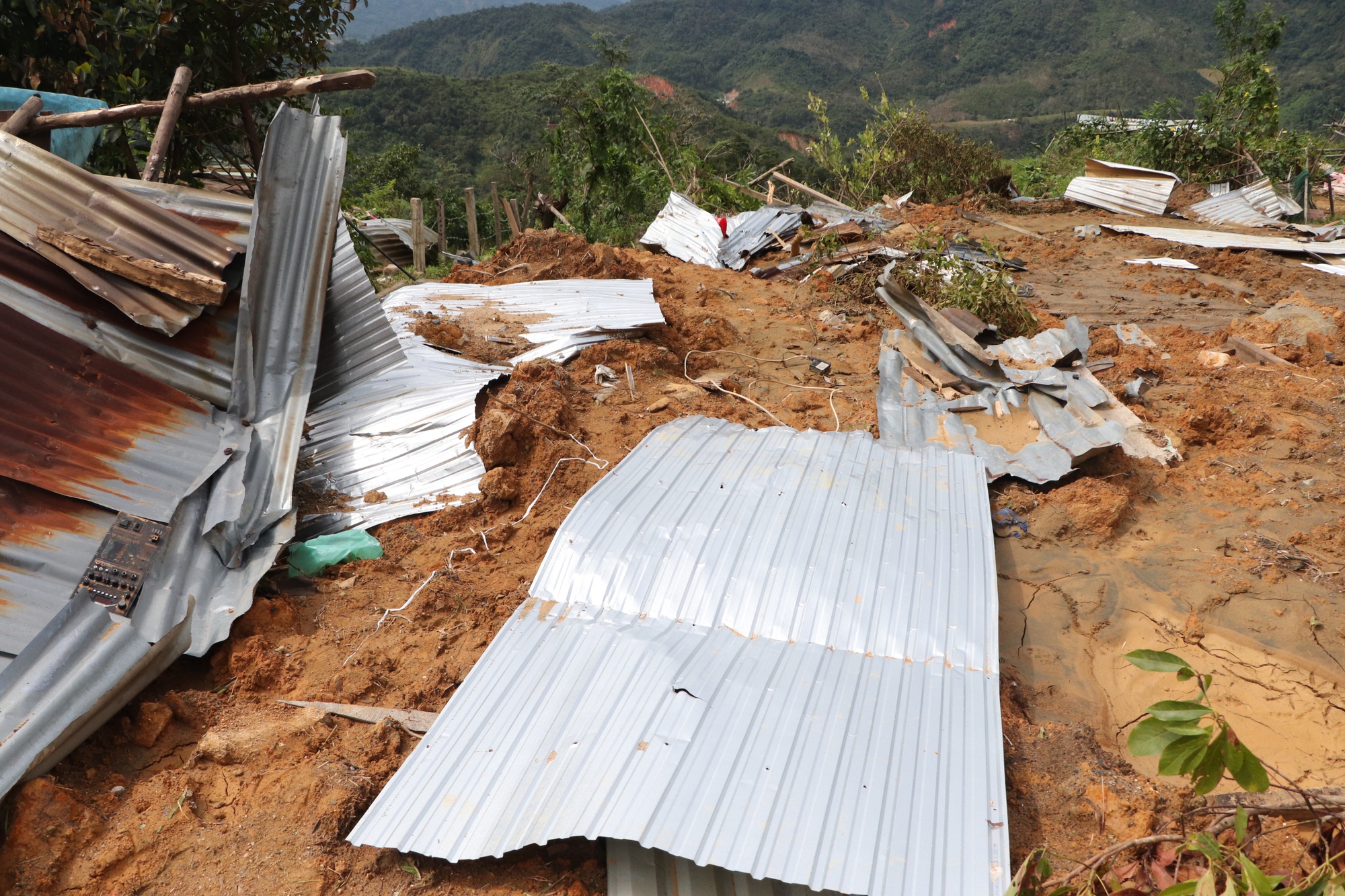 Cận cảnh vụ sạt lở núi kinh hoàng, cuốn phăng 6 ngôi nhà ở xã vùng cao Đà Nẵng- Ảnh 8. Cận cảnh vụ sạt lở núi kinh hoàng, cuốn phăng 6 ngôi nhà ở xã vùng cao Đà Nẵng- Ảnh 8.