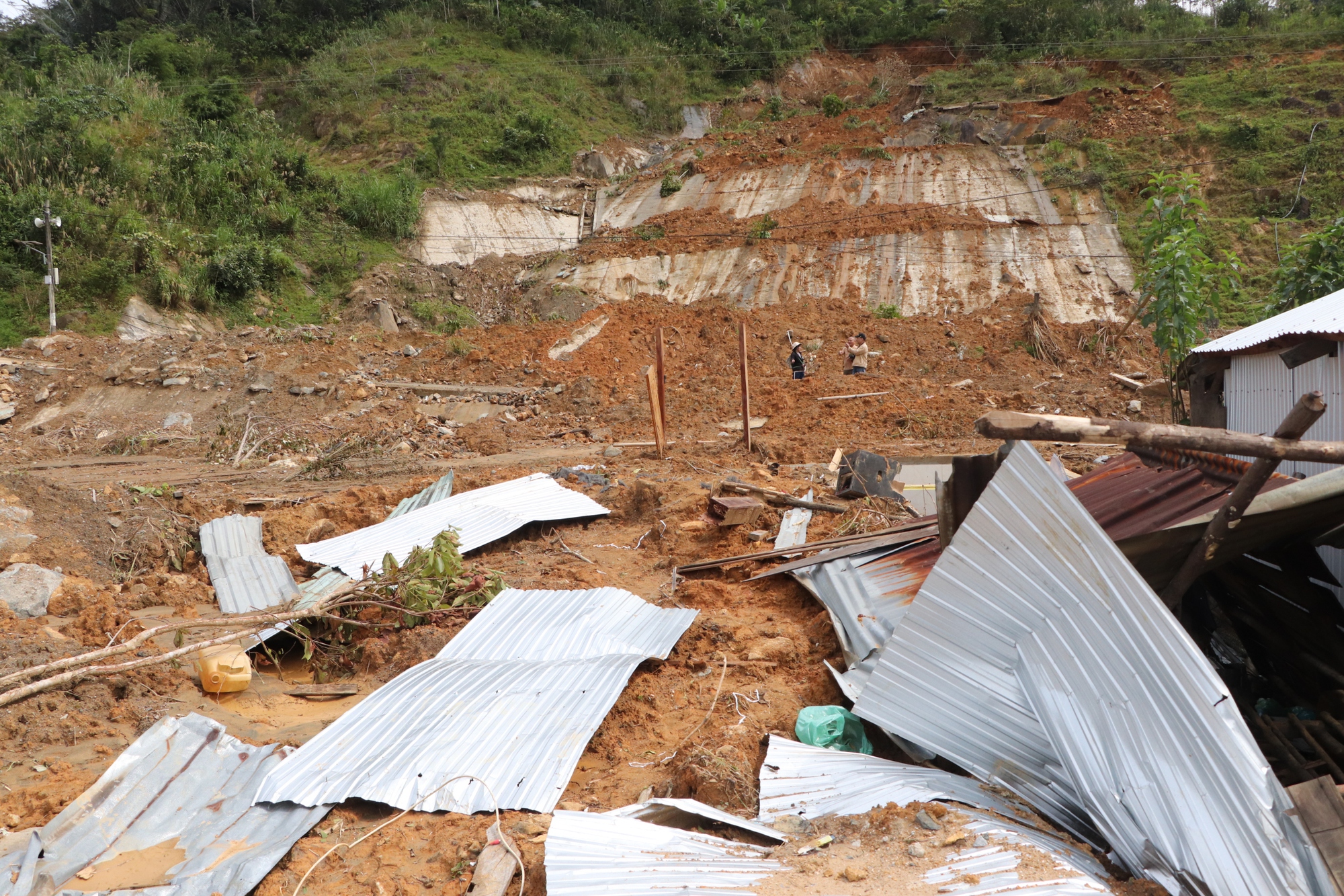 Cận cảnh vụ sạt lở núi kinh hoàng, cuốn phăng 6 ngôi nhà ở xã vùng cao Đà Nẵng- Ảnh 20. Cận cảnh vụ sạt lở núi kinh hoàng, cuốn phăng 6 ngôi nhà ở xã vùng cao Đà Nẵng- Ảnh 20.