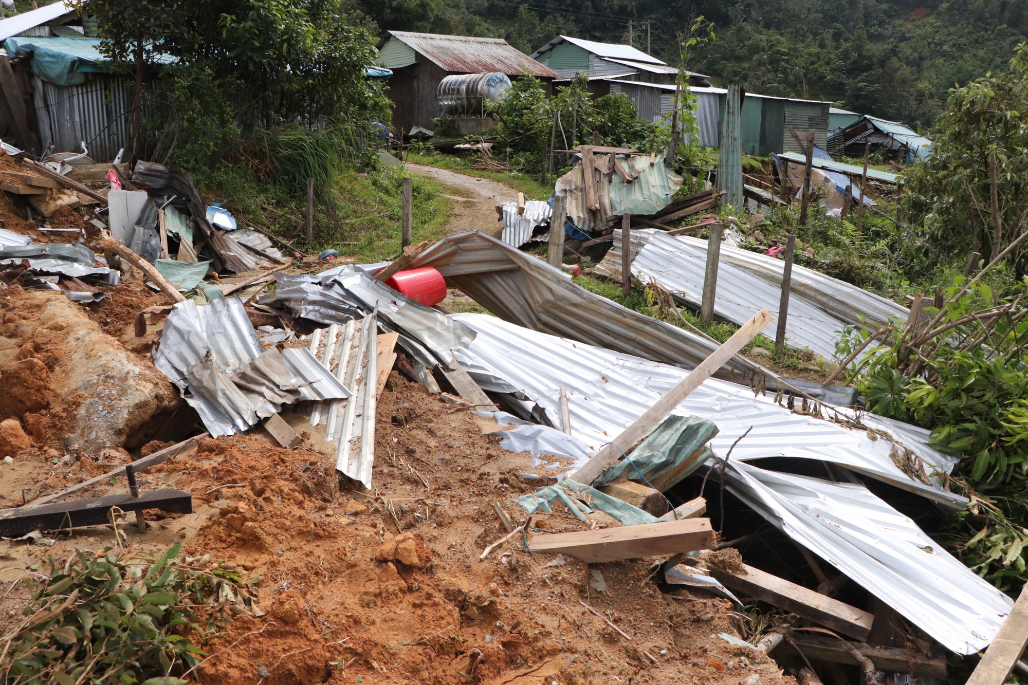 Cận cảnh vụ sạt lở núi kinh hoàng, cuốn phăng 6 ngôi nhà ở xã vùng cao Đà Nẵng- Ảnh 21. Cận cảnh vụ sạt lở núi kinh hoàng, cuốn phăng 6 ngôi nhà ở xã vùng cao Đà Nẵng- Ảnh 21.