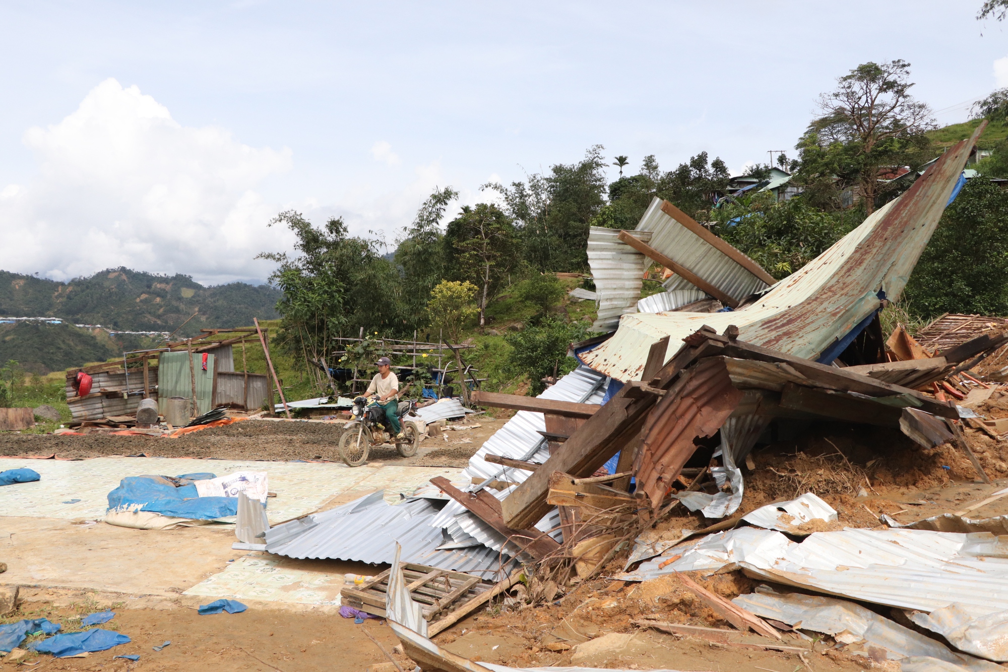 Cận cảnh vụ sạt lở núi kinh hoàng, cuốn phăng 6 ngôi nhà ở xã vùng cao Đà Nẵng- Ảnh 19. Cận cảnh vụ sạt lở núi kinh hoàng, cuốn phăng 6 ngôi nhà ở xã vùng cao Đà Nẵng- Ảnh 19.