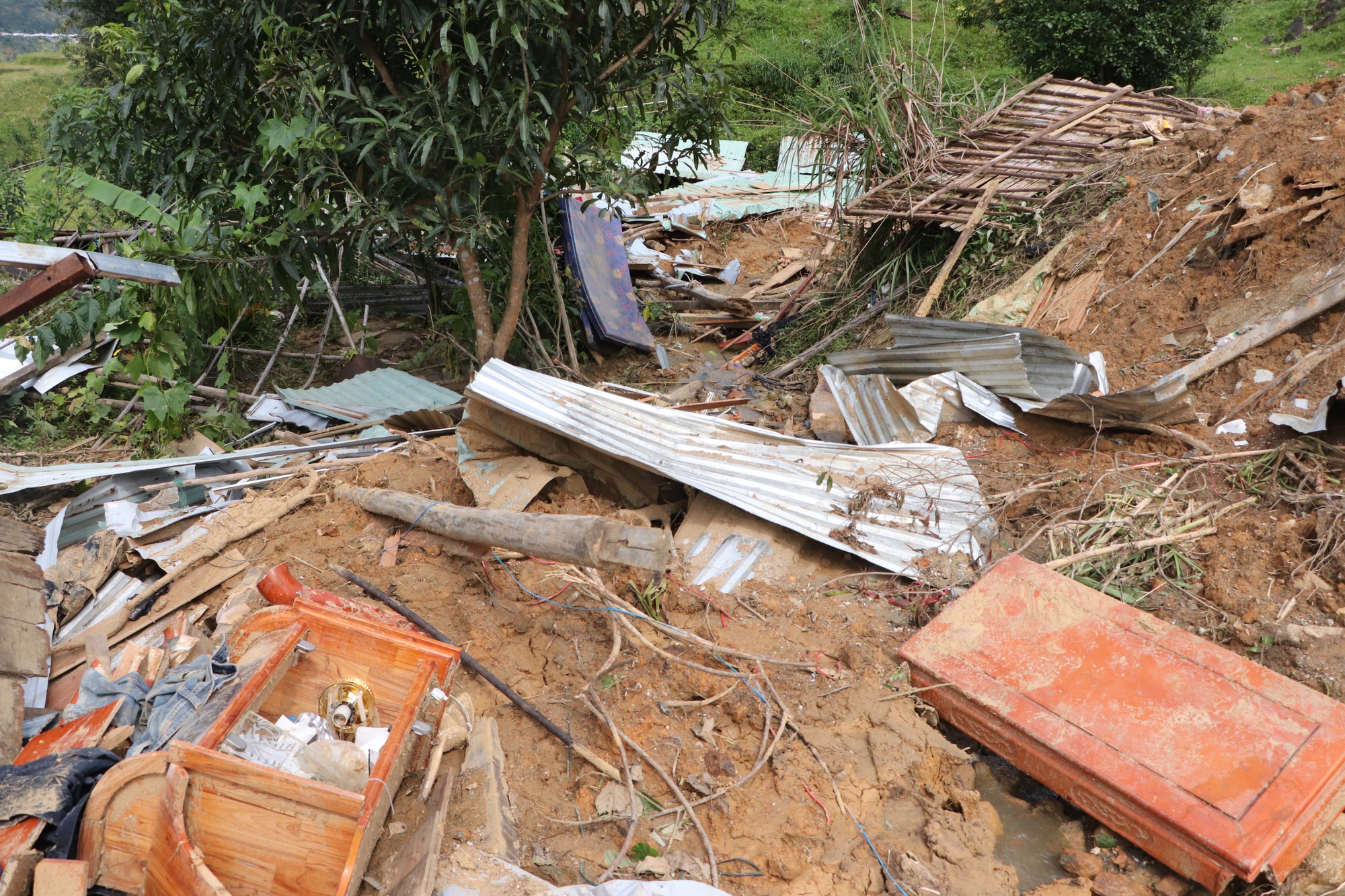 Cận cảnh vụ sạt lở núi kinh hoàng, cuốn phăng 6 ngôi nhà ở xã vùng cao Đà Nẵng- Ảnh 12. Cận cảnh vụ sạt lở núi kinh hoàng, cuốn phăng 6 ngôi nhà ở xã vùng cao Đà Nẵng- Ảnh 12.