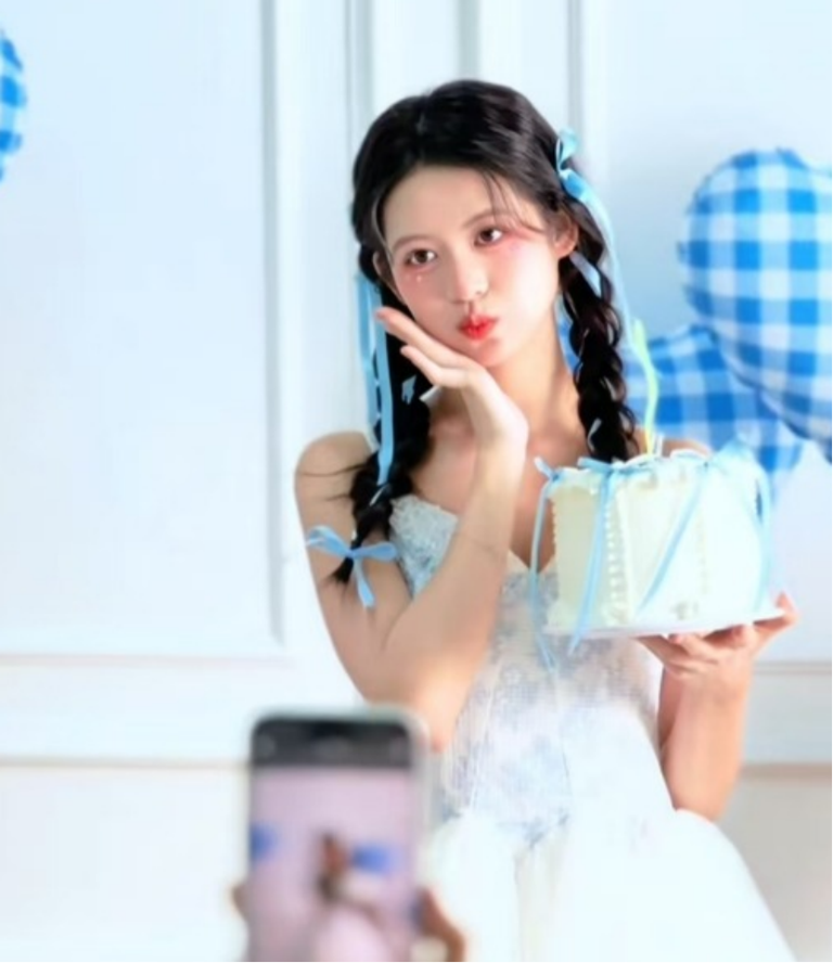 Con g&aacute;i gi&aacute;o sư danh tiếng bị gia đ&igrave;nh 