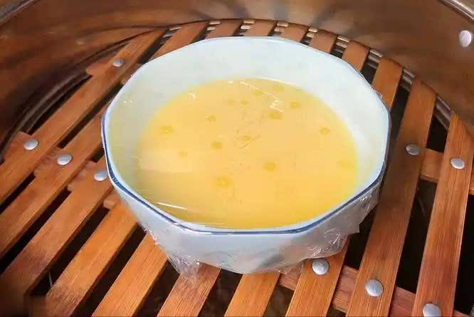 Người phụ nữ mắc tiểu đường ăn trứng hấp thường xuy&ecirc;n v&agrave;o bữa s&aacute;ng, cơ thể xuất hiện thay đổi bất ngờ- Ảnh 1.