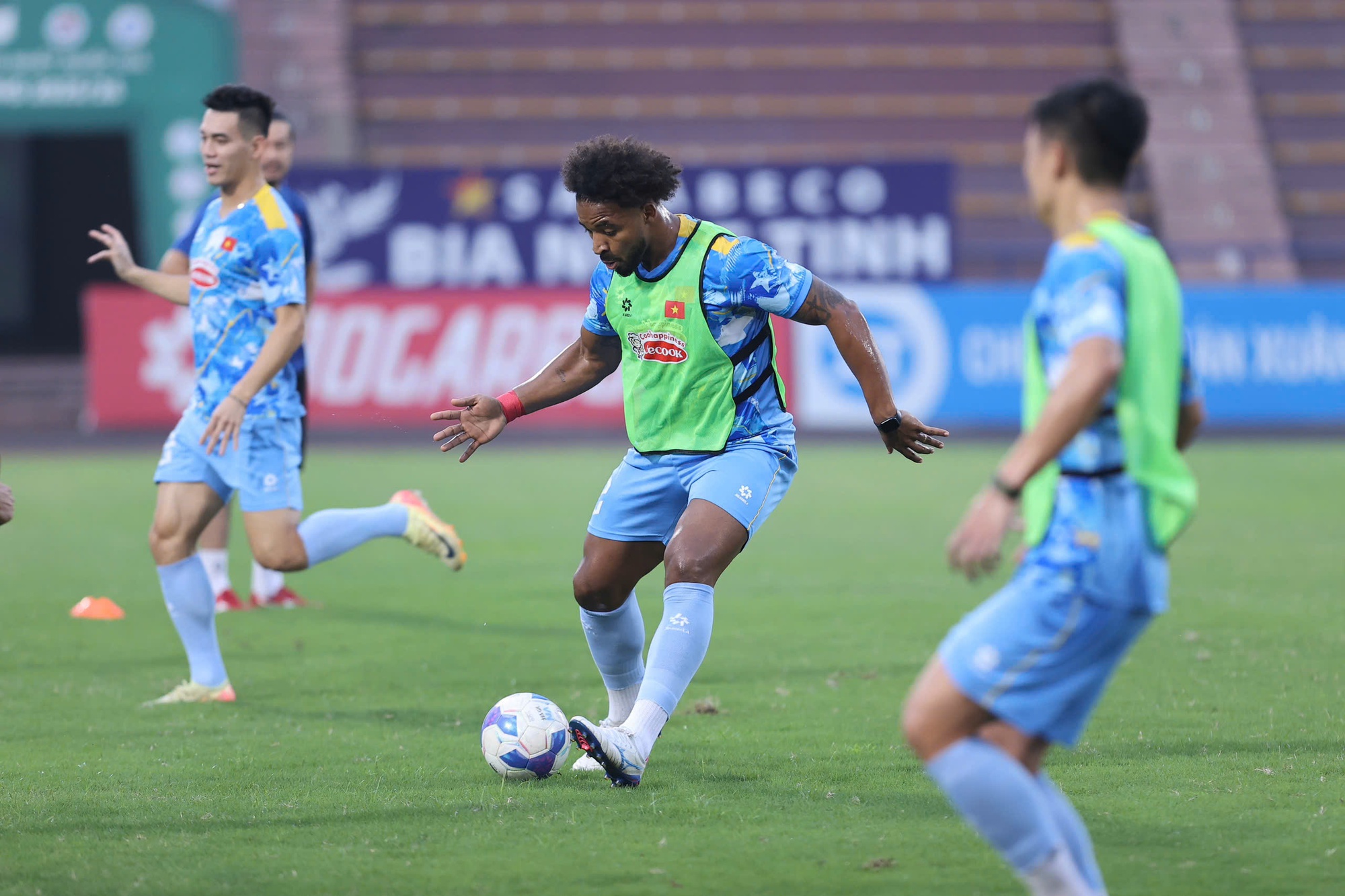 Visual sáng bừng của Khổng Minh Gia Bảo ở đội tuyển Việt Nam- Ảnh 9. Visual sáng bừng của Khổng Minh Gia Bảo ở đội tuyển Việt Nam- Ảnh 9.