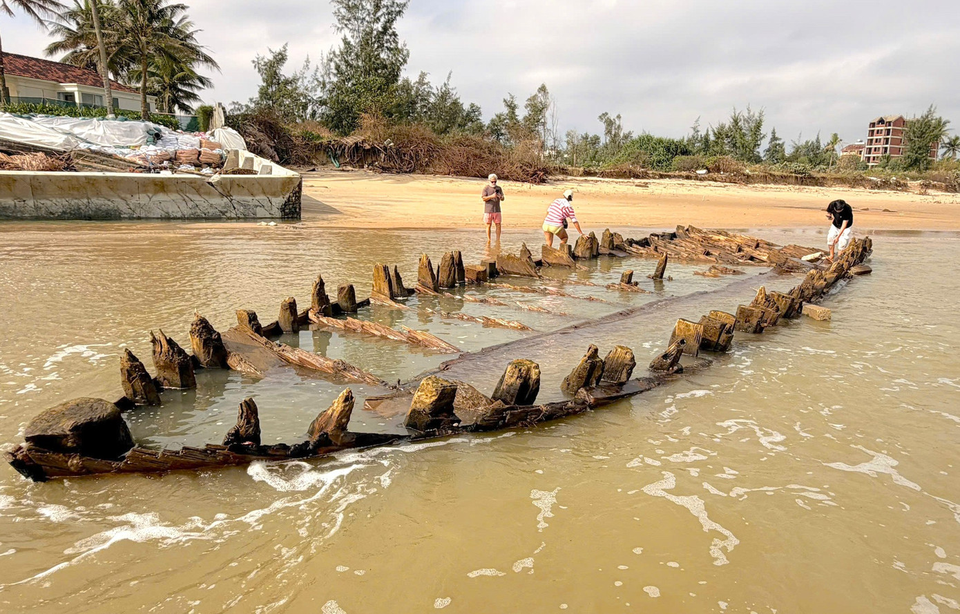 Tàu cổ xuất lộ sau bão- Ảnh 1.