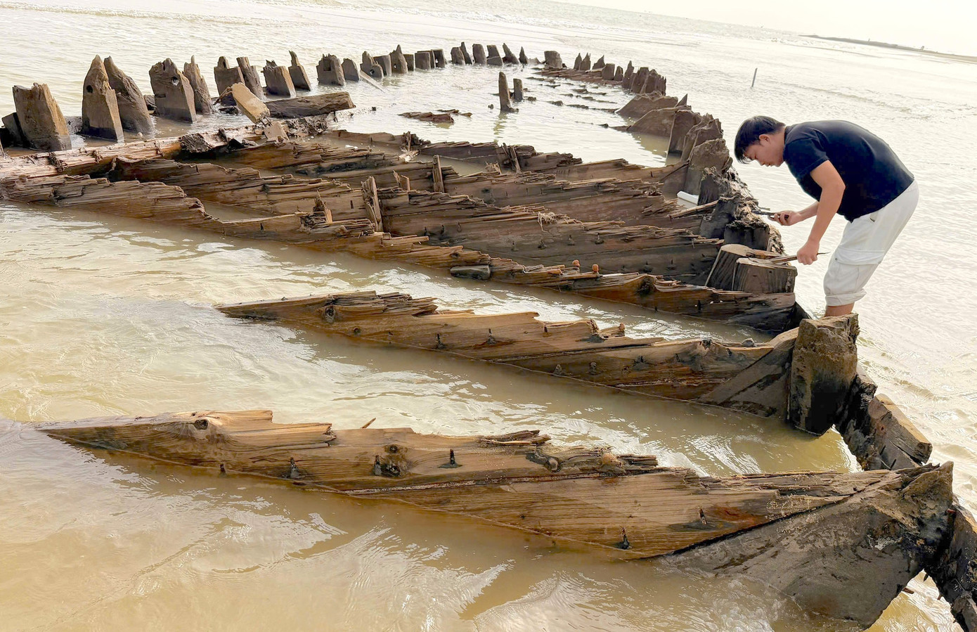 Tàu cổ xuất lộ sau bão- Ảnh 3.